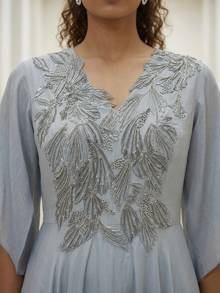 STYLISH GREY DRESS WITH ELEGANT EMBROIDERY ON THE FRONT.