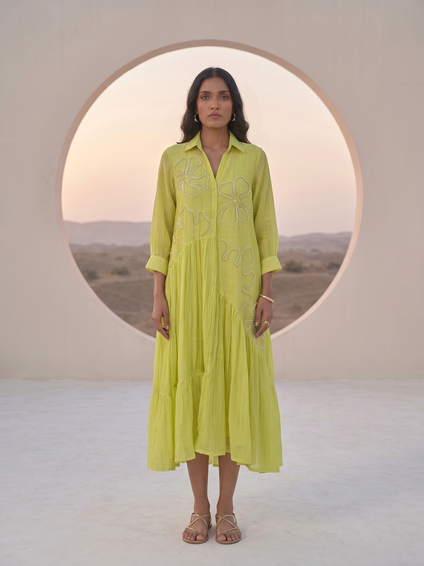 ELEGANT GREEN FLARED DRESS FEATURING DELICATE FLORAL EMBROIDERY.