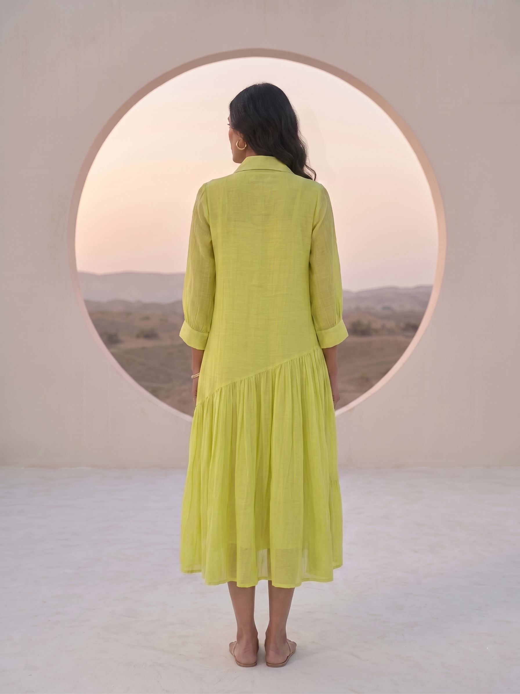 ELEGANT GREEN FLARED DRESS FEATURING DELICATE FLORAL EMBROIDERY.