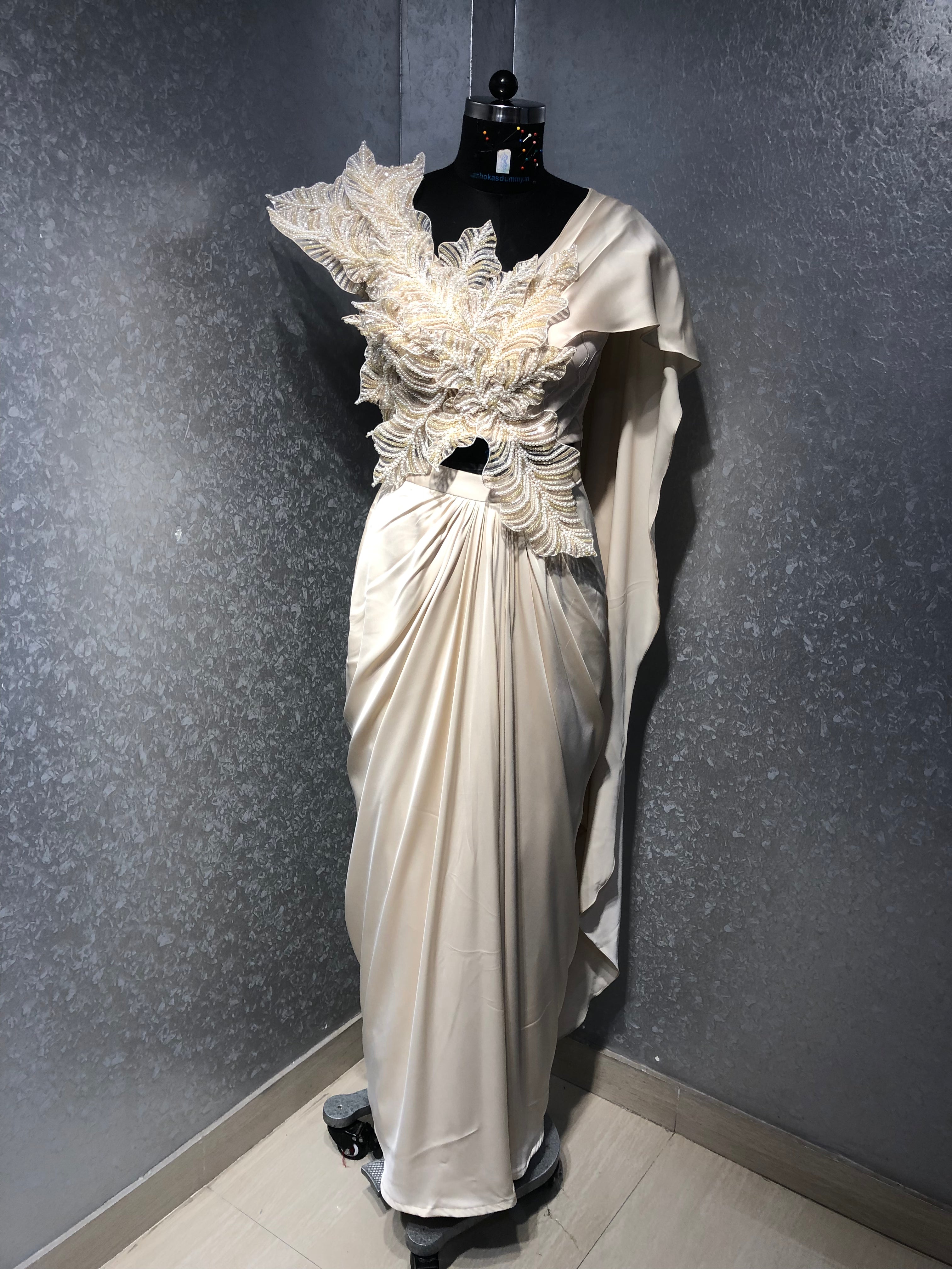 CREAM 3D APPLIKQUE PAERL BLOUSE DRAPED SAREE