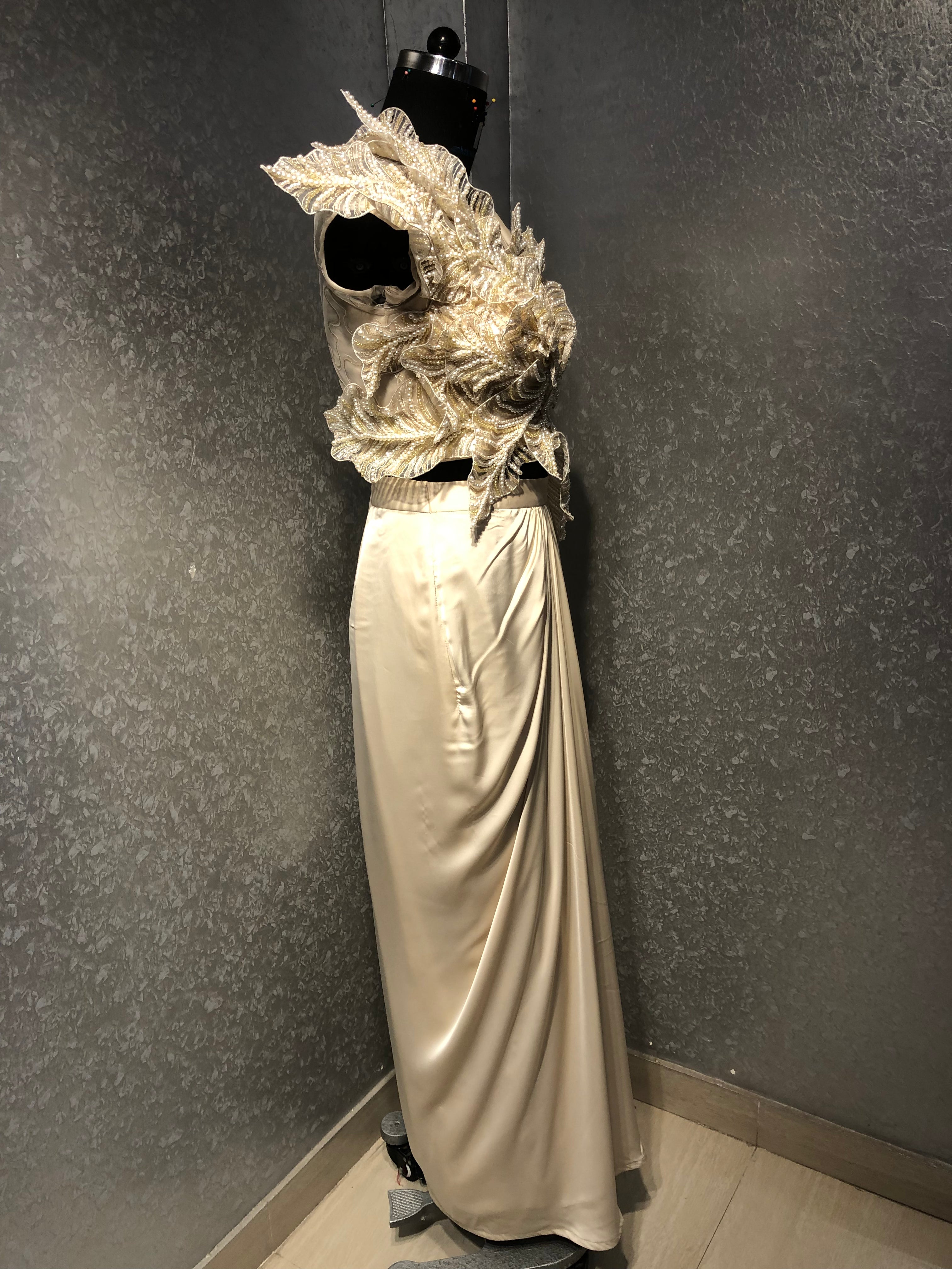 CREAM 3D APPLIKQUE PAERL BLOUSE DRAPED SAREE