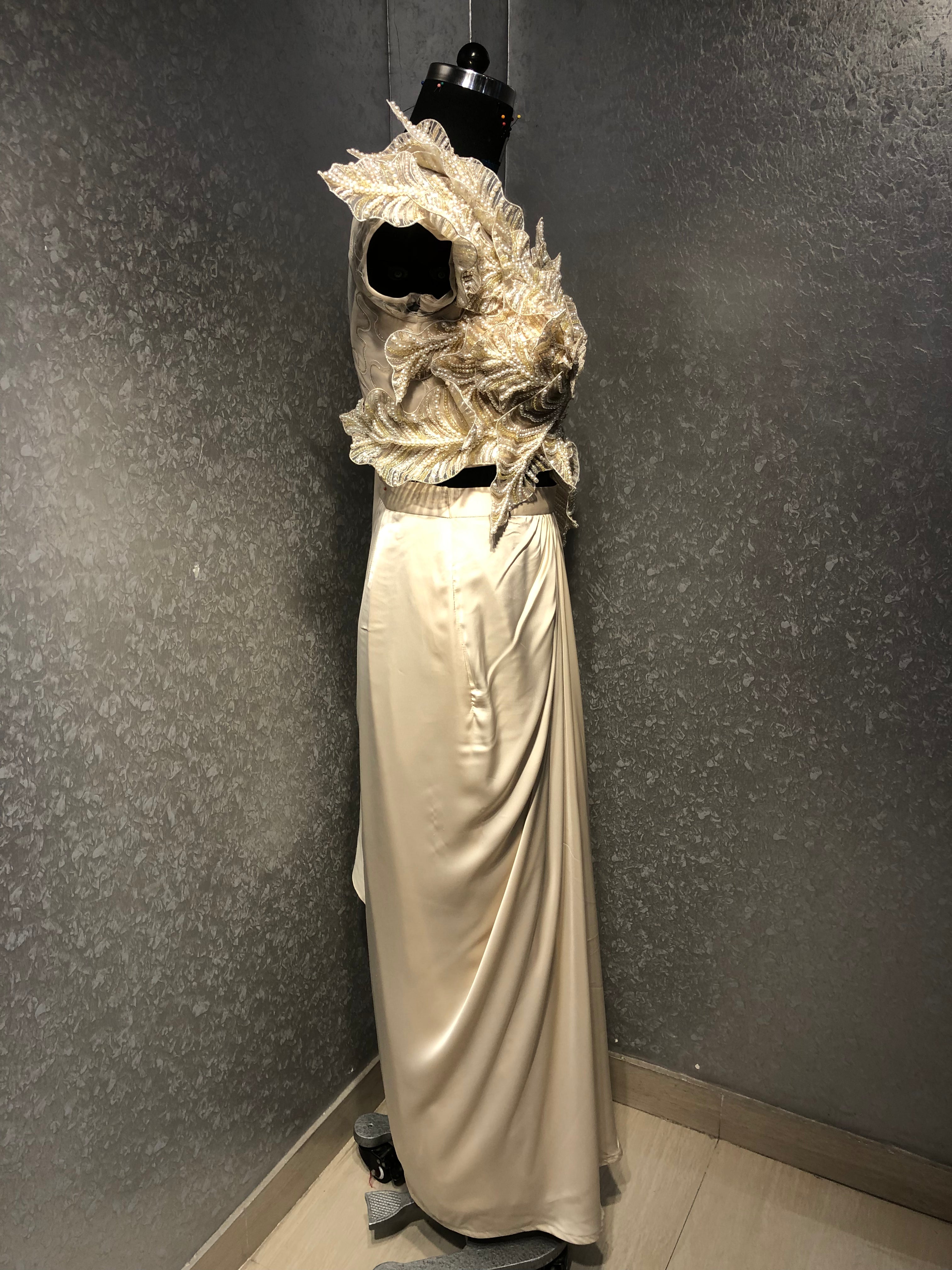 CREAM 3D APPLIKQUE PAERL BLOUSE DRAPED SAREE