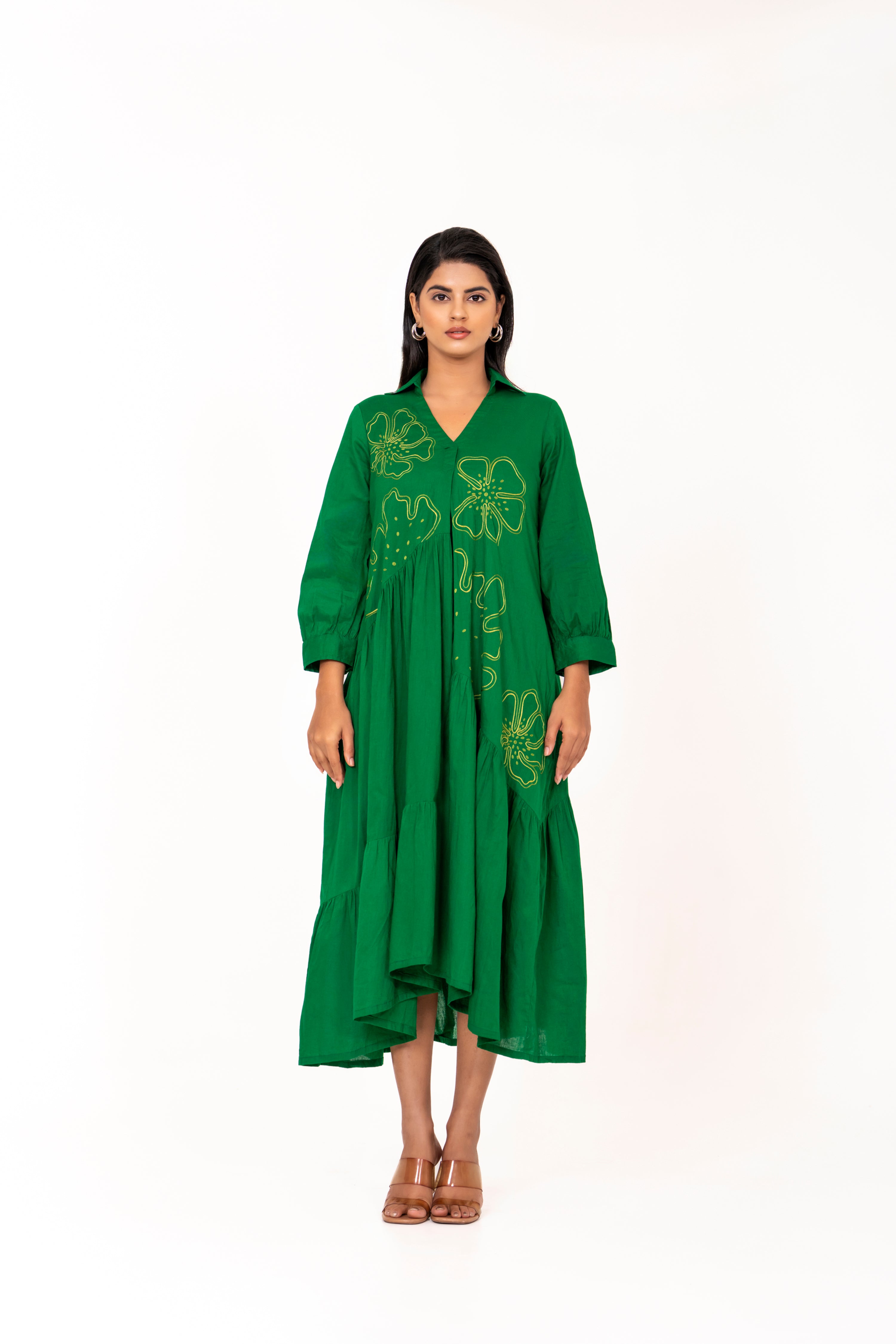 ELEGANT GREEN FLARED DRESS FEATURING DELICATE FLORAL EMBROIDERY.