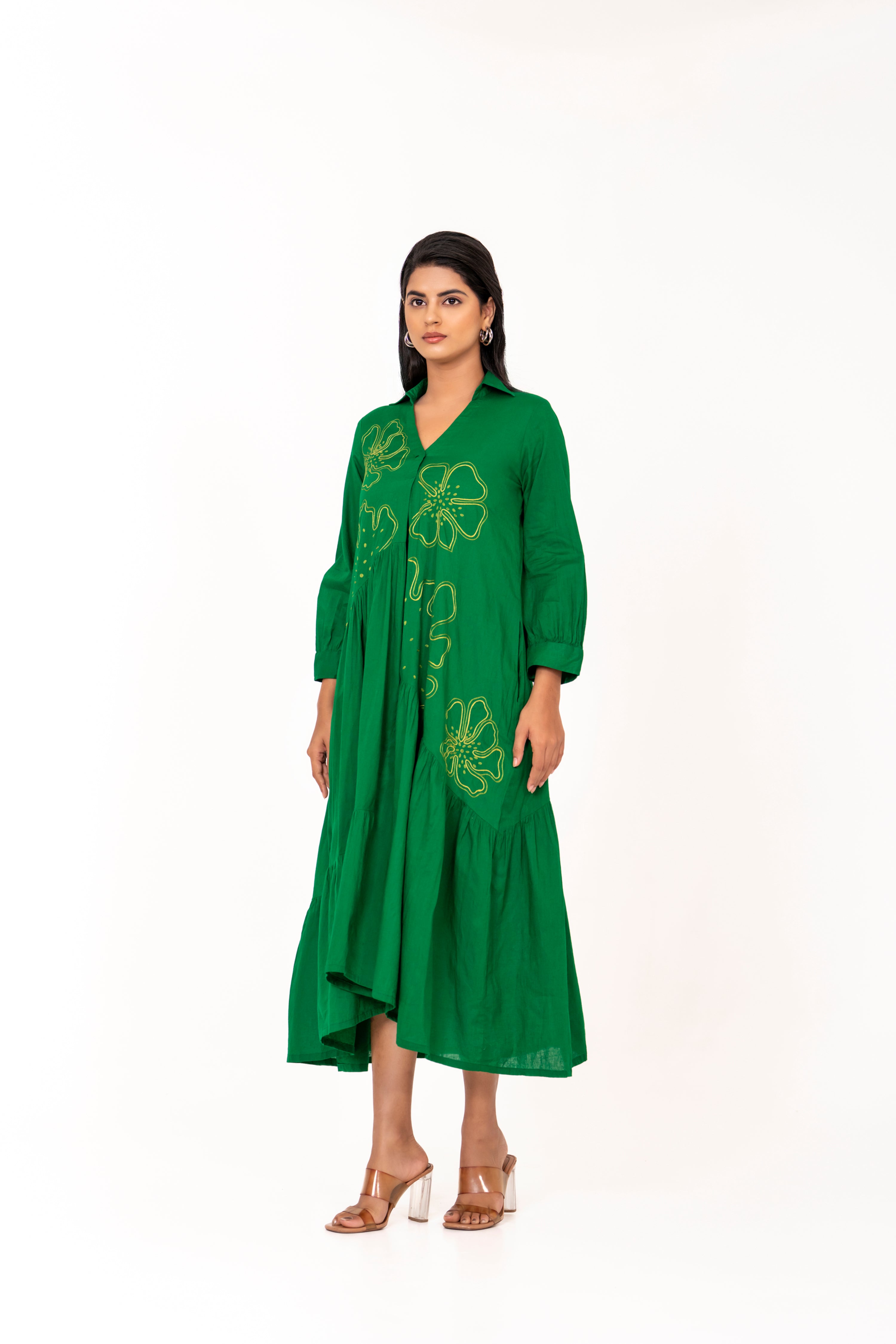 ELEGANT GREEN FLARED DRESS FEATURING DELICATE FLORAL EMBROIDERY.