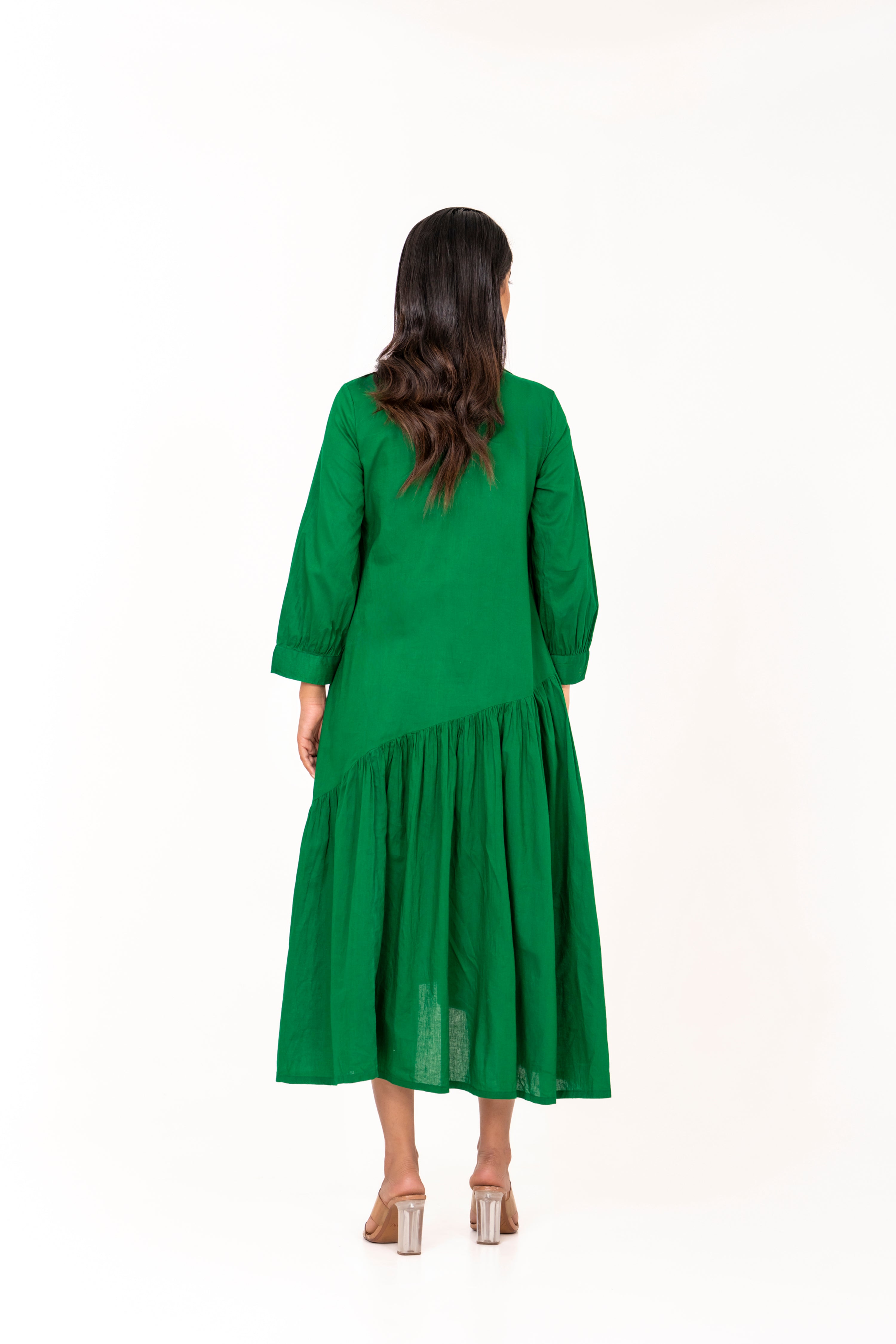 ELEGANT GREEN FLARED DRESS FEATURING DELICATE FLORAL EMBROIDERY.
