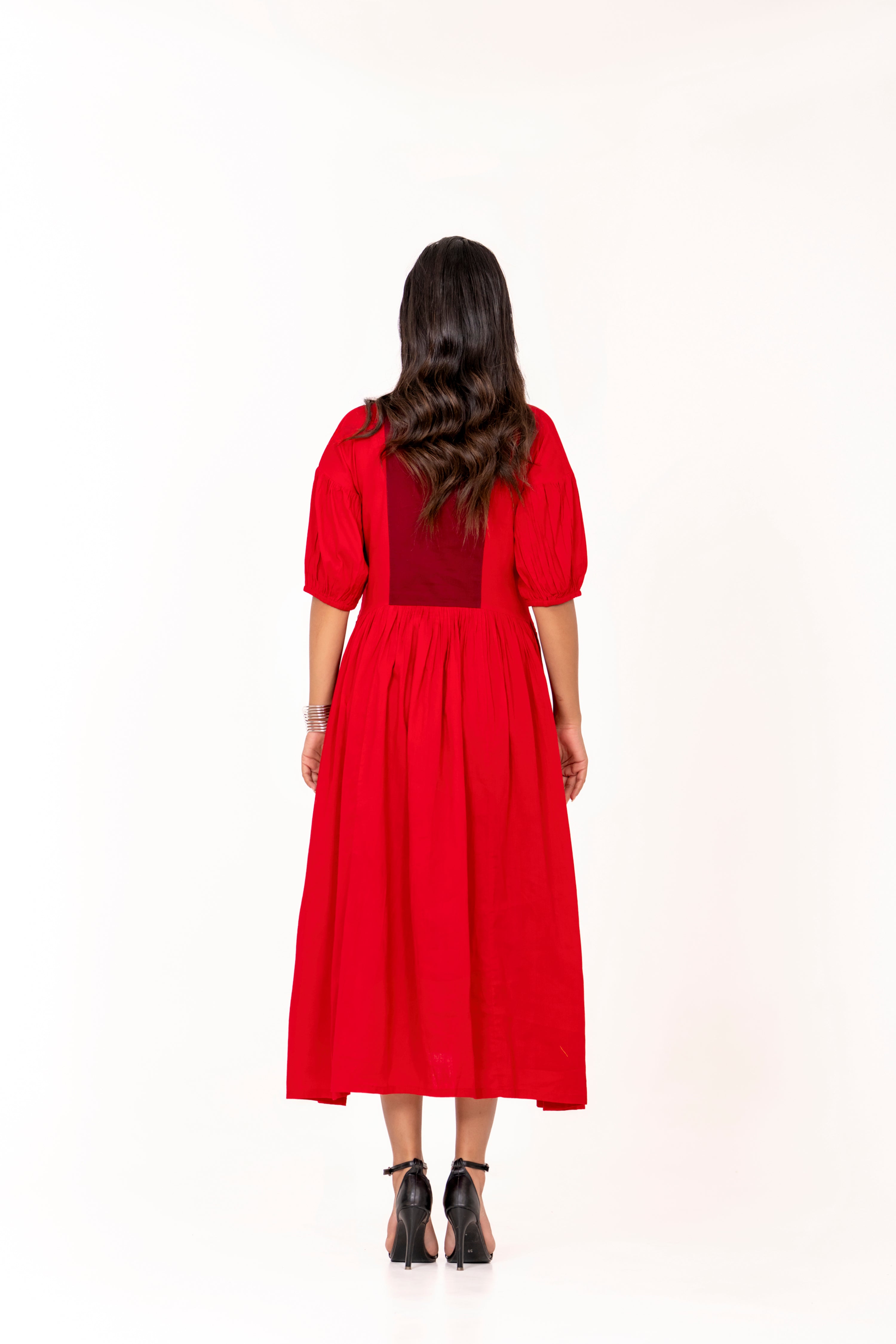 RED FLARED MIDI DRESS WITH PUFF SLEEVES AND EMBROIDERED YOKE.