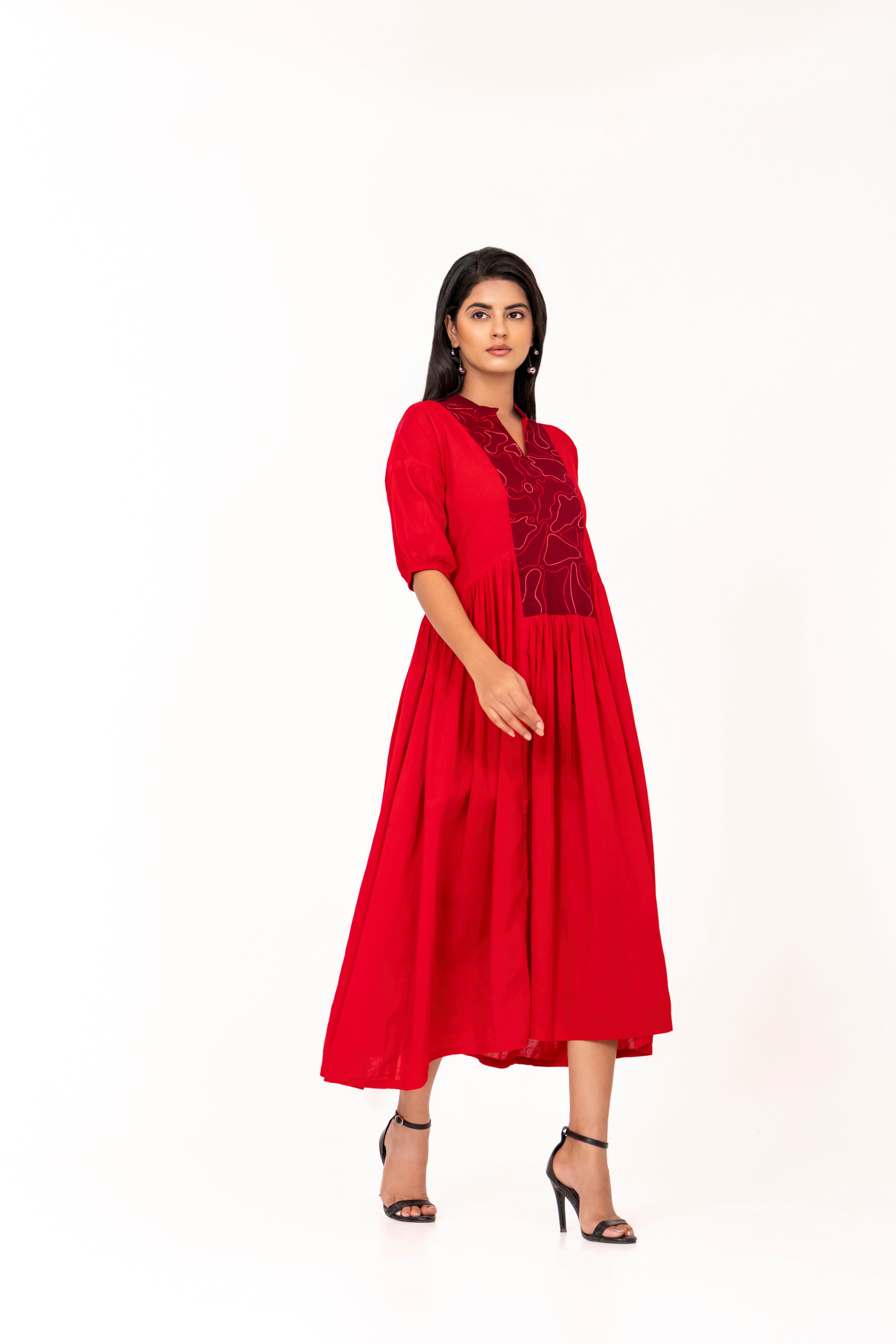 RED FLARED MIDI DRESS WITH PUFF SLEEVES AND EMBROIDERED YOKE.