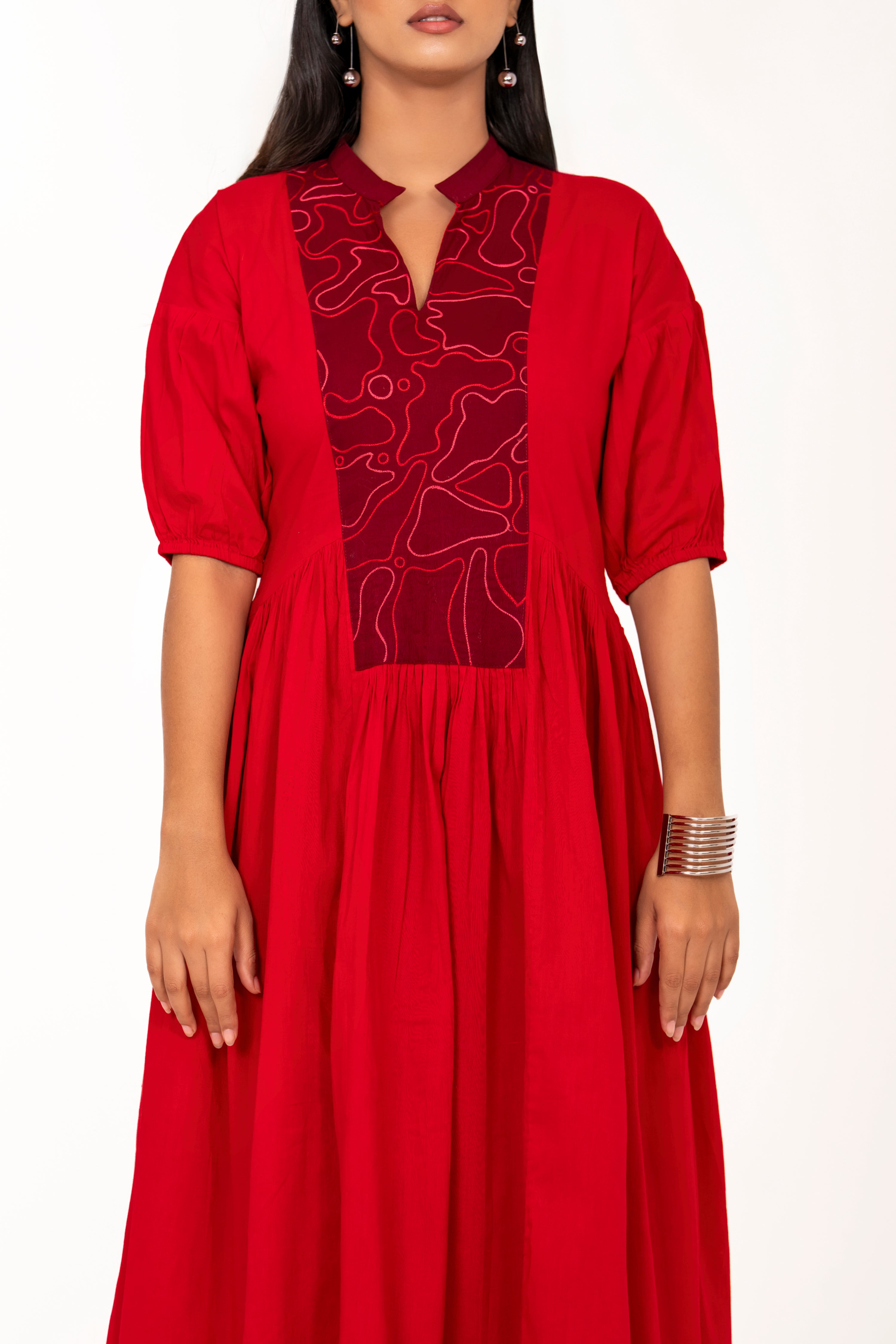 RED FLARED MIDI DRESS WITH PUFF SLEEVES AND EMBROIDERED YOKE.