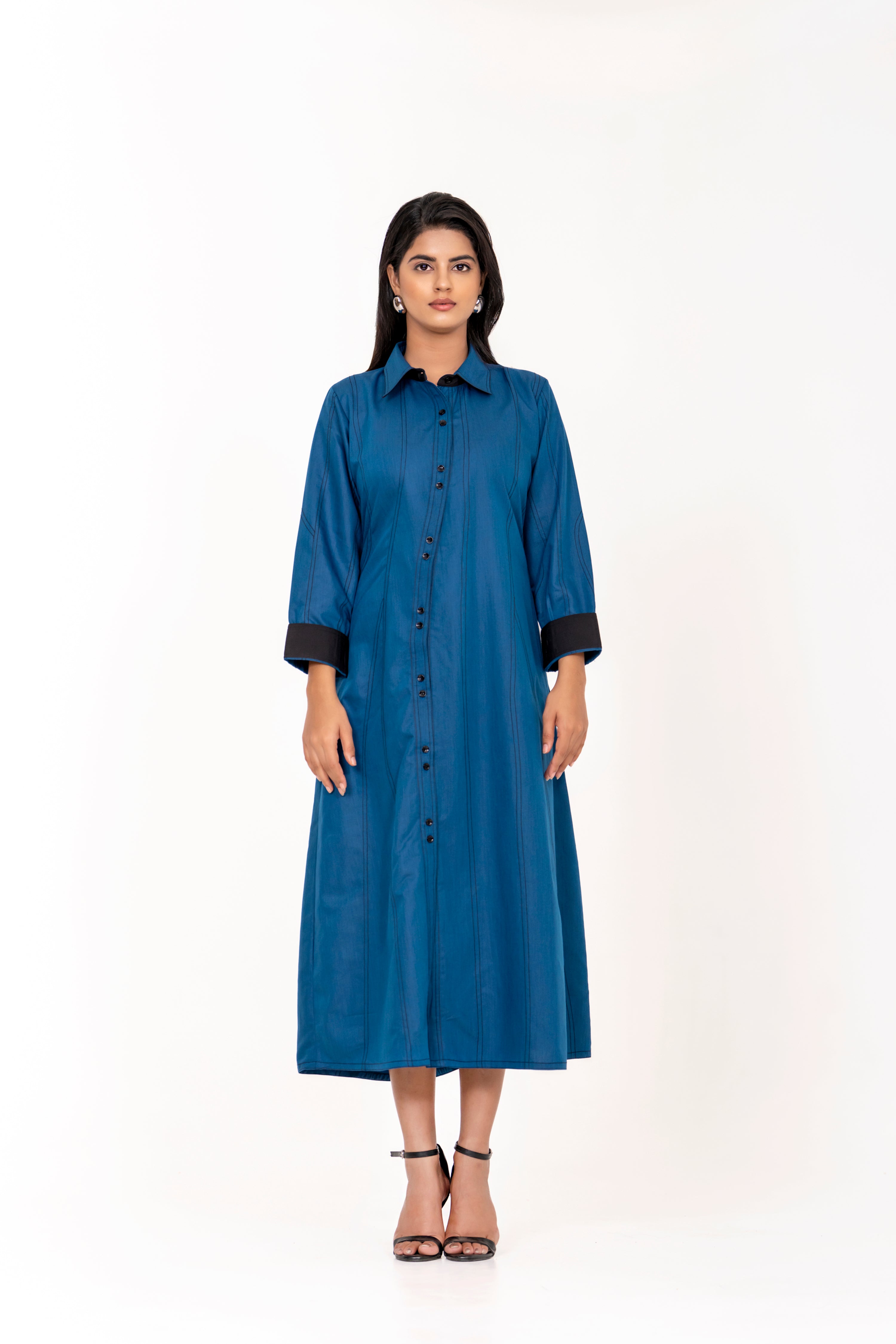 ELEGANT BLUE SHIRT STYLE A-LINE DRESS WITH FRONT BUTTONS AND CONTRAST CUFFS.