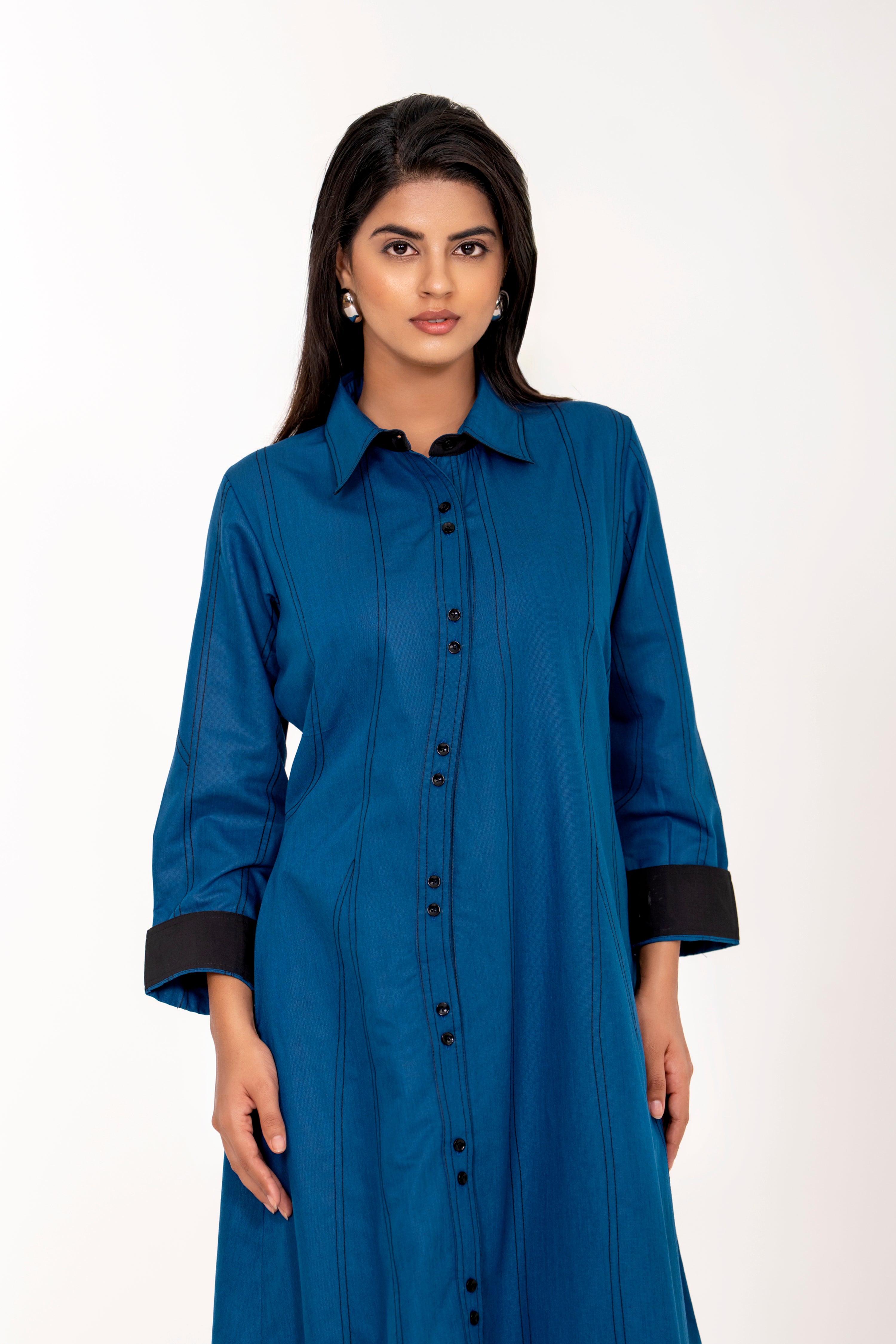 ELEGANT BLUE SHIRT STYLE A-LINE DRESS WITH FRONT BUTTONS AND CONTRAST CUFFS.