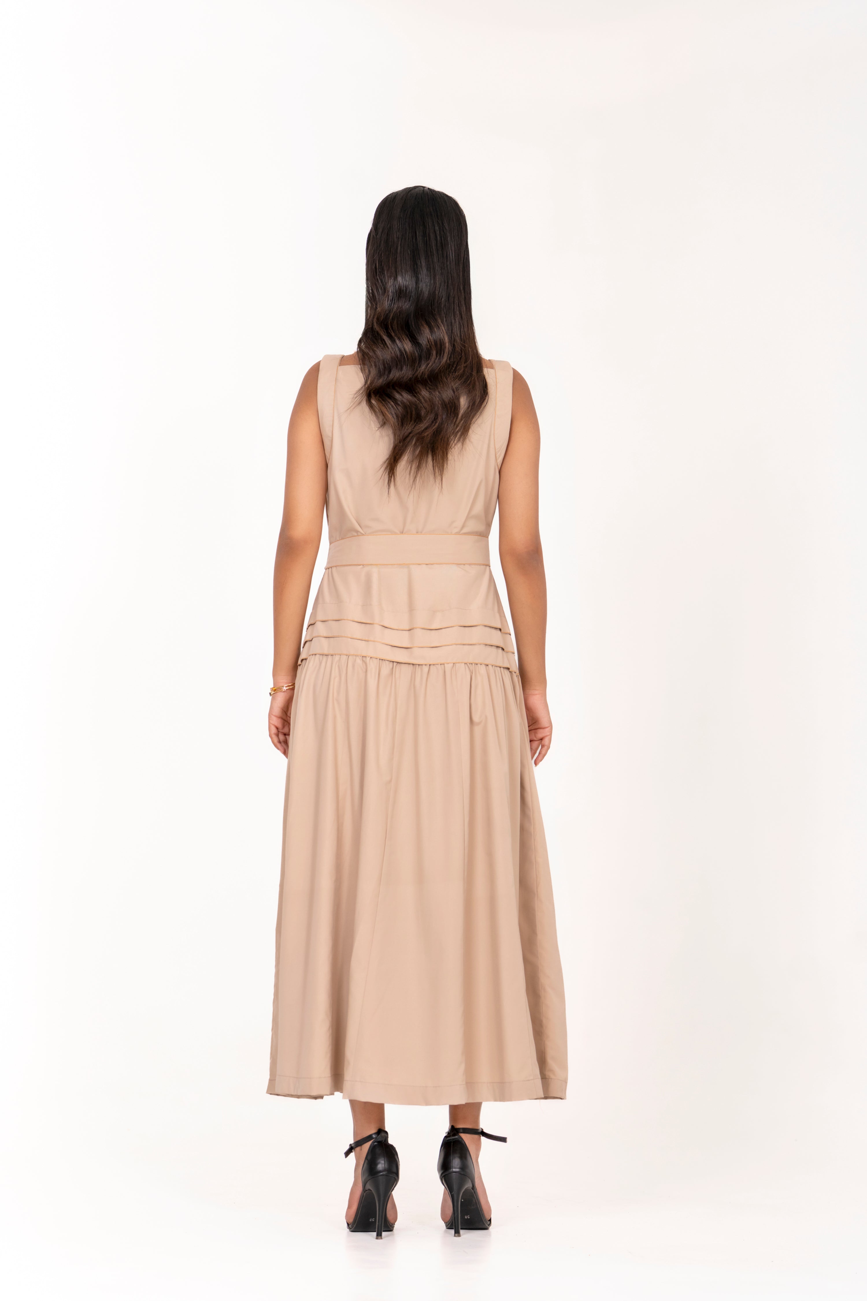 ELEGANT BEIGE SLEEVELESS MAXI DRESS WITH WAIST TIE.