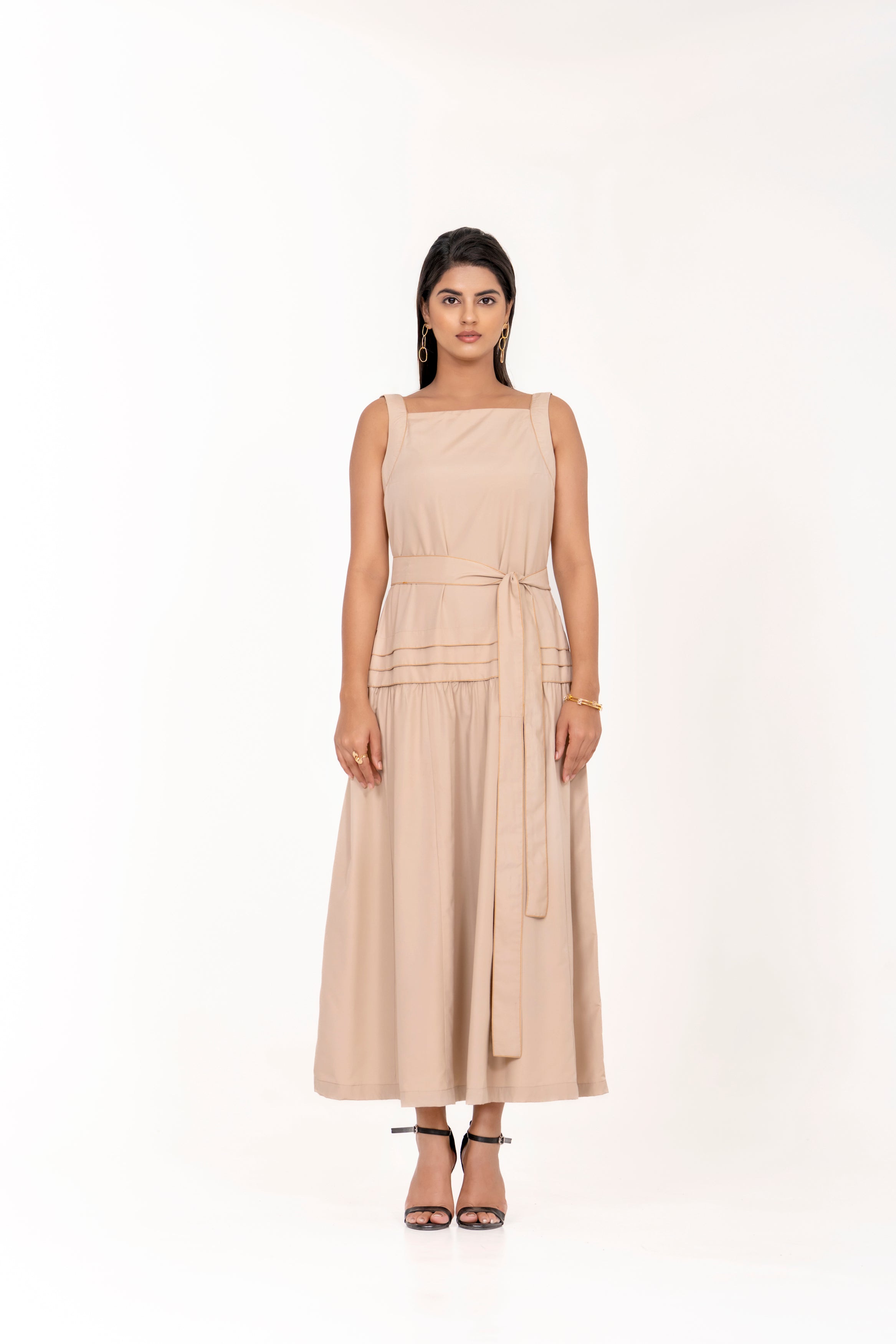 ELEGANT BEIGE SLEEVELESS MAXI DRESS WITH WAIST TIE.