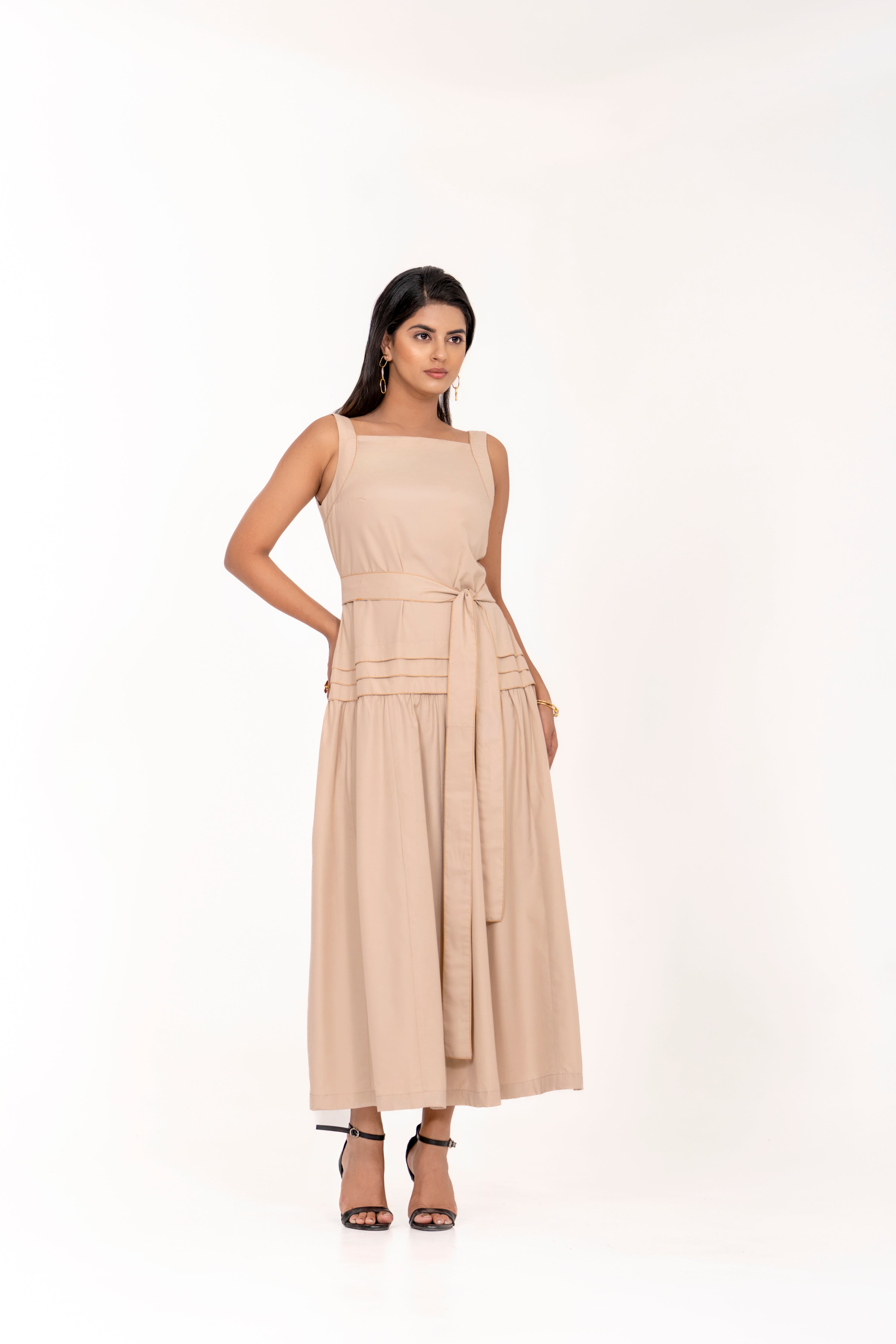 ELEGANT BEIGE SLEEVELESS MAXI DRESS WITH WAIST TIE.