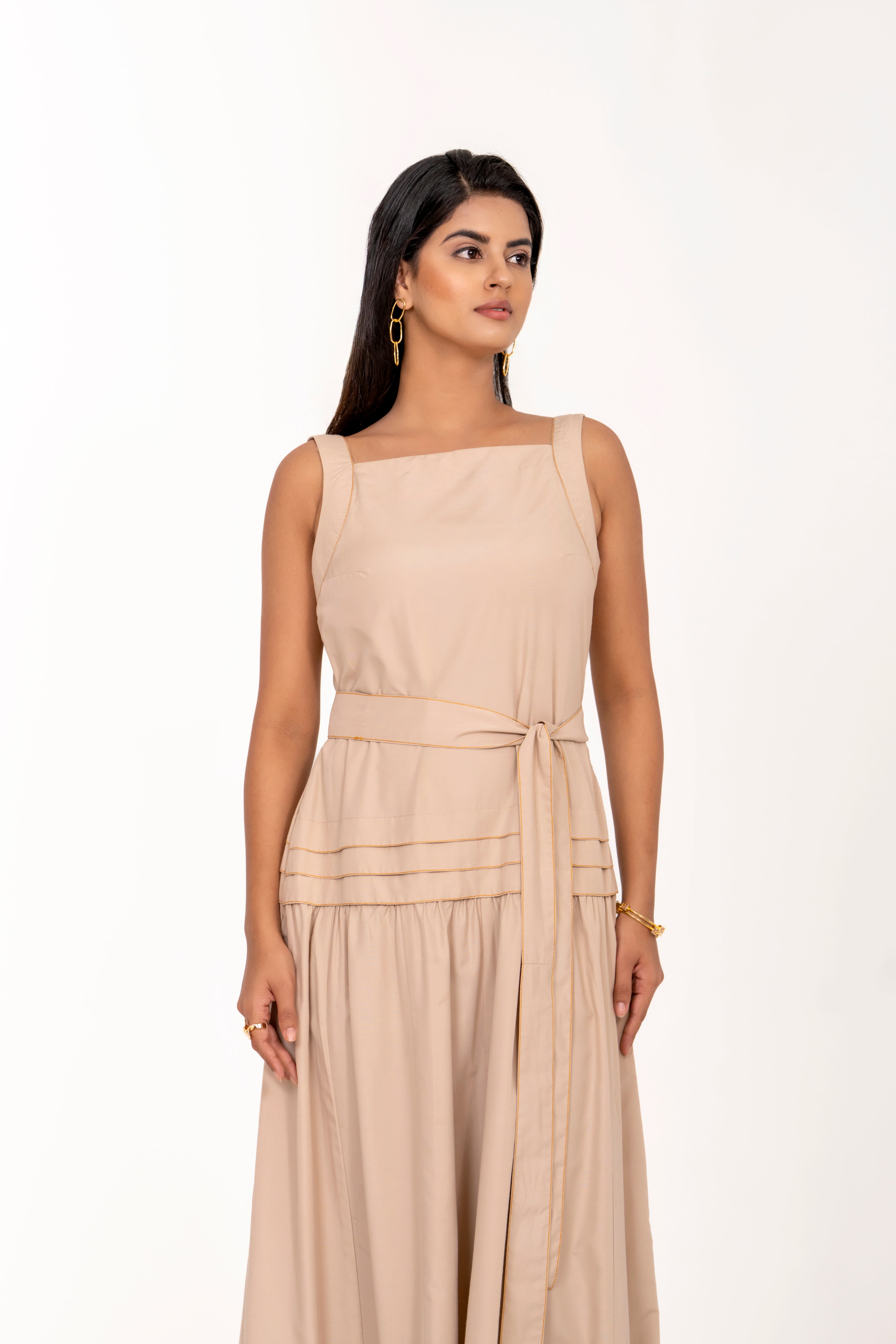 ELEGANT BEIGE SLEEVELESS MAXI DRESS WITH WAIST TIE.
