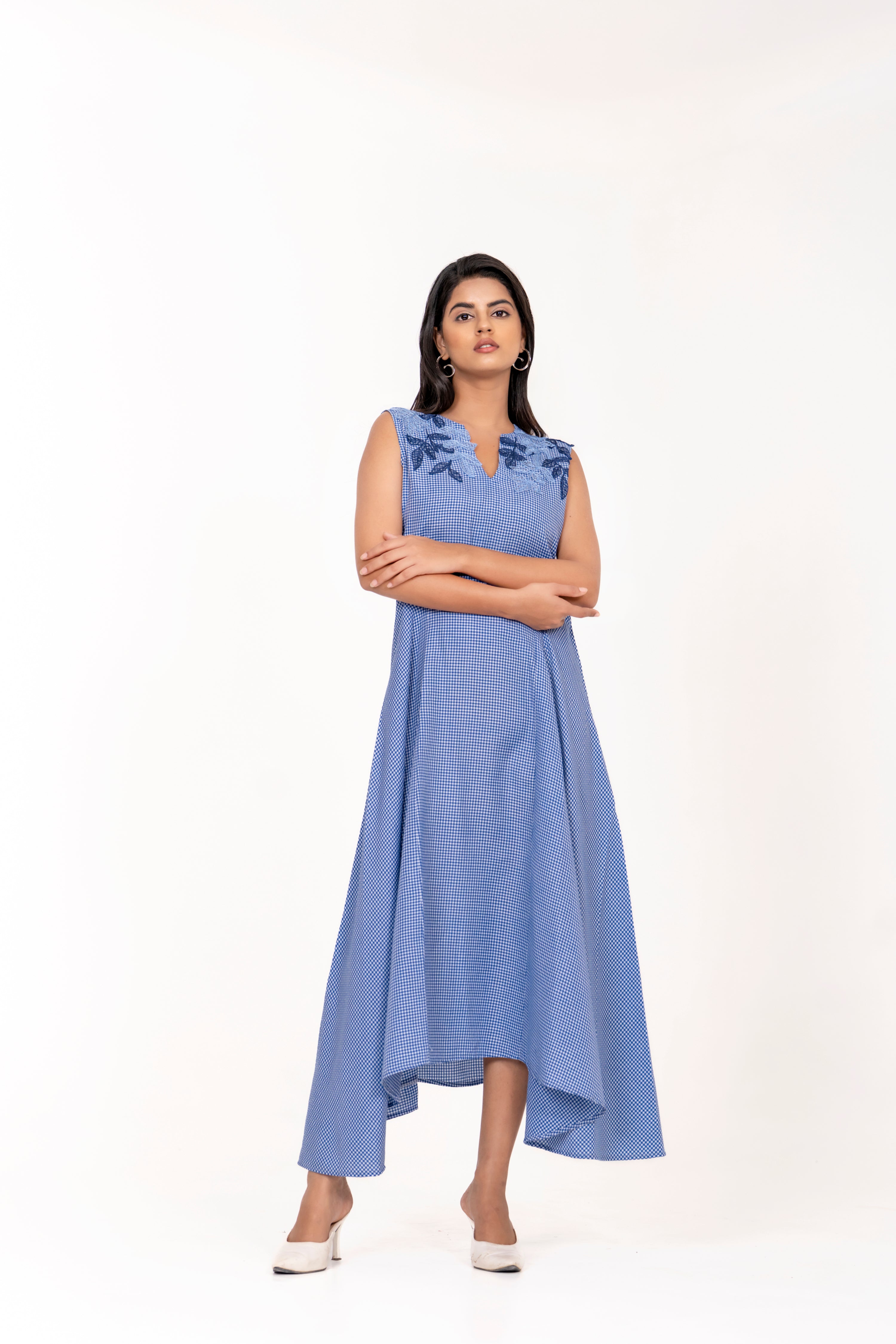 BLUE CHECKED SLEEVELESS MAXI DRESS WITH FLORAL EMBROIDERY.