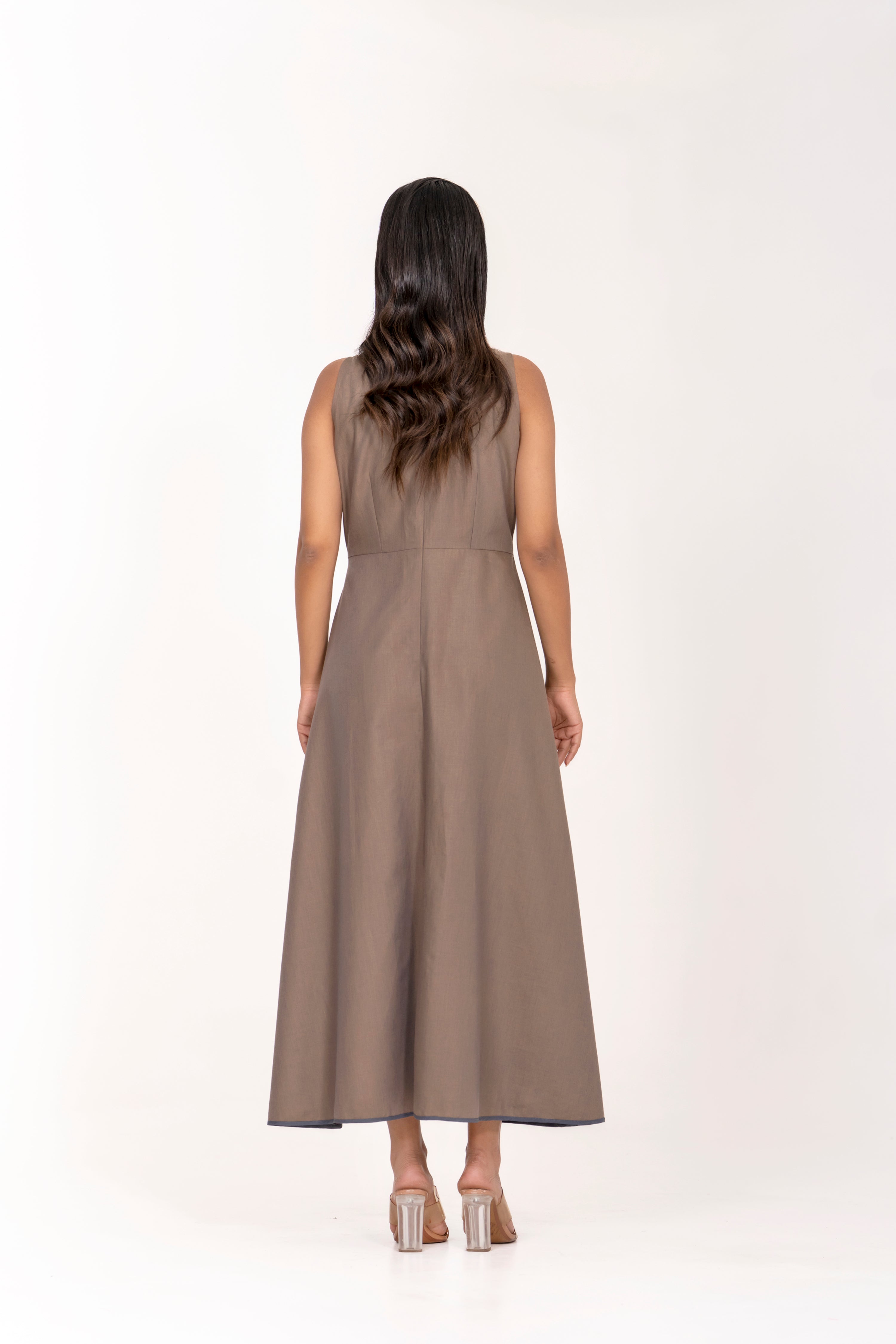 SLEEVELESS BROWN A-LINE MAXI DRESS WITH FRONT RUFFLE DETAILING.