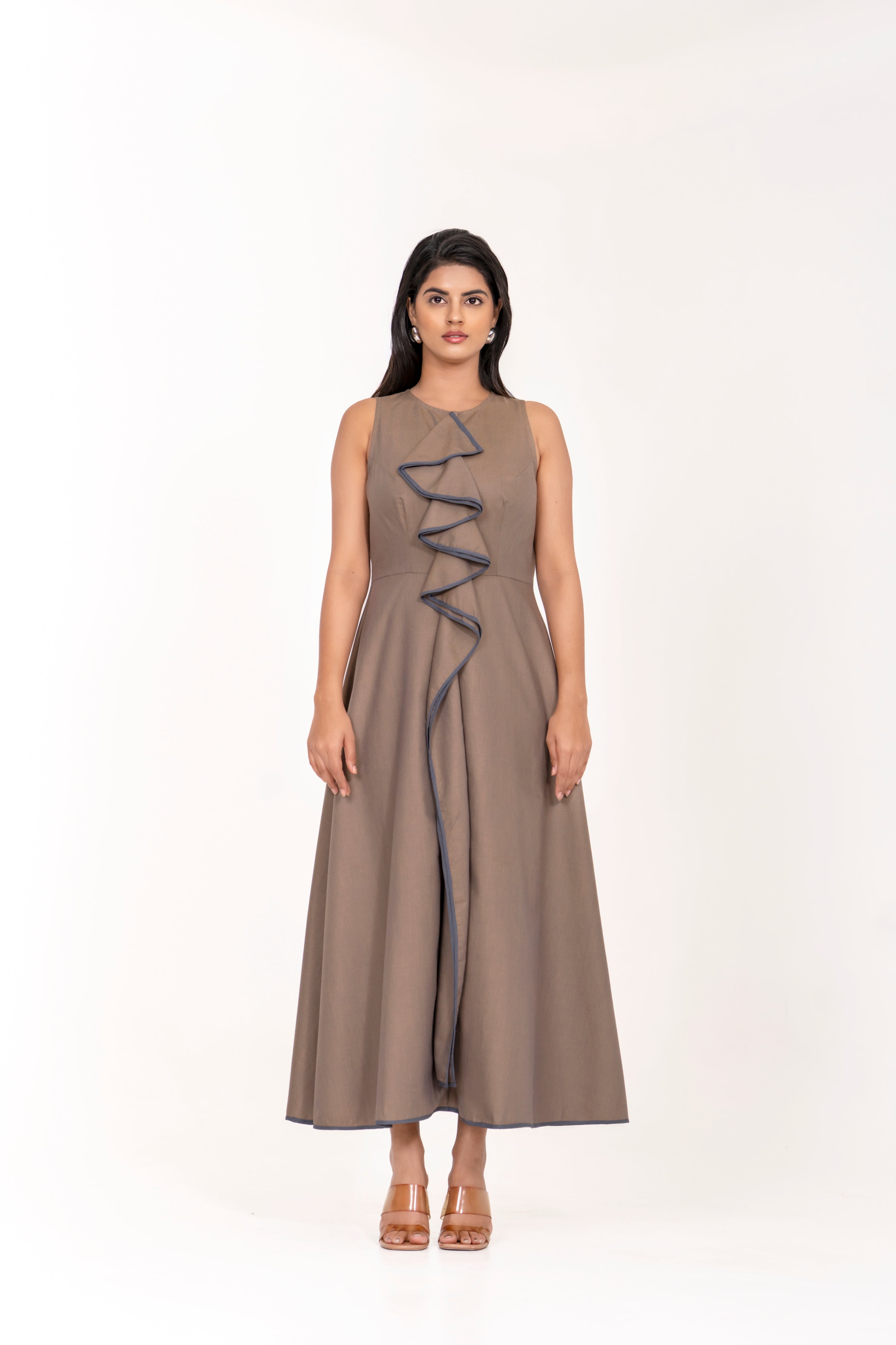 SLEEVELESS BROWN A-LINE MAXI DRESS WITH FRONT RUFFLE DETAILING.