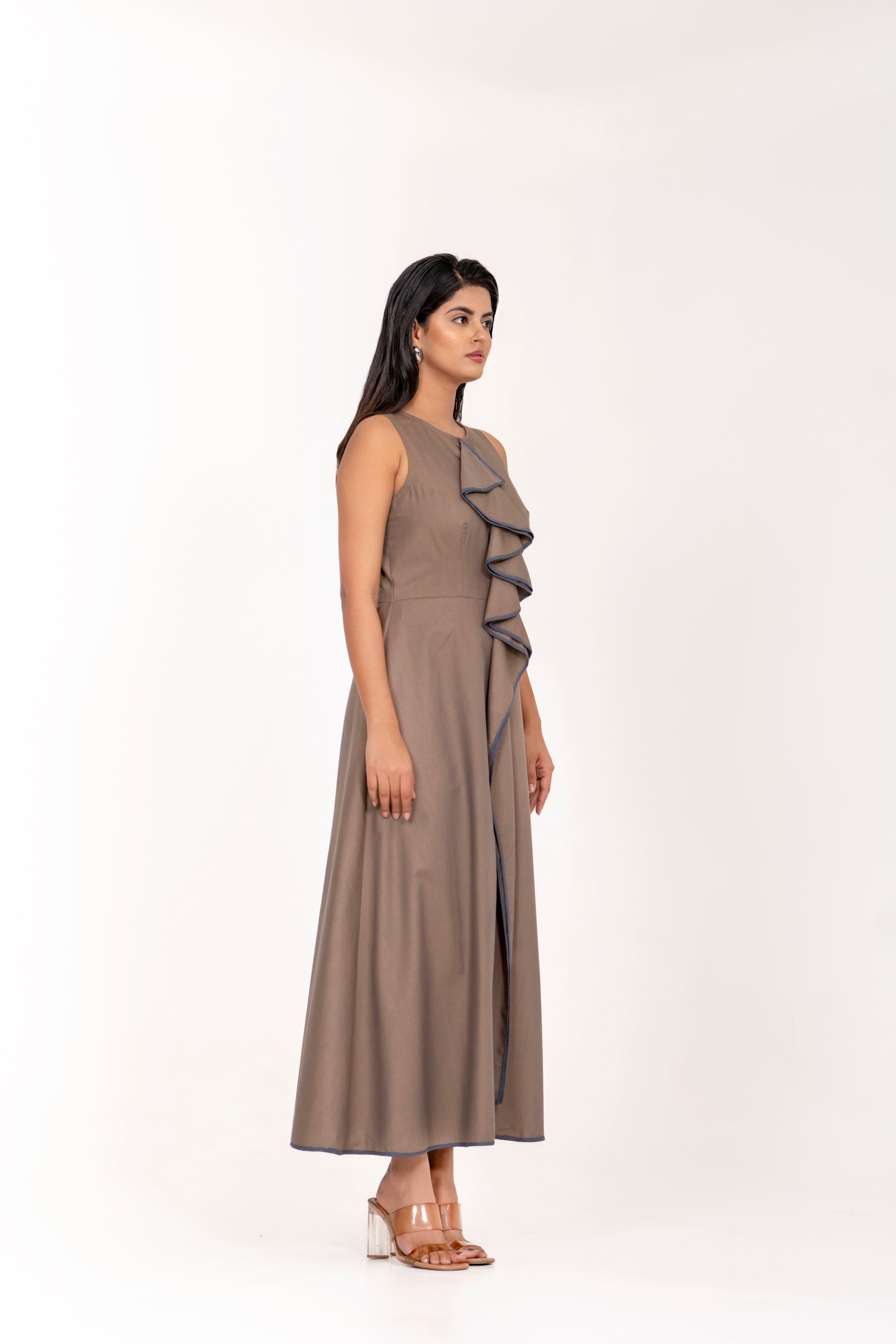 SLEEVELESS BROWN A-LINE MAXI DRESS WITH FRONT RUFFLE DETAILING.