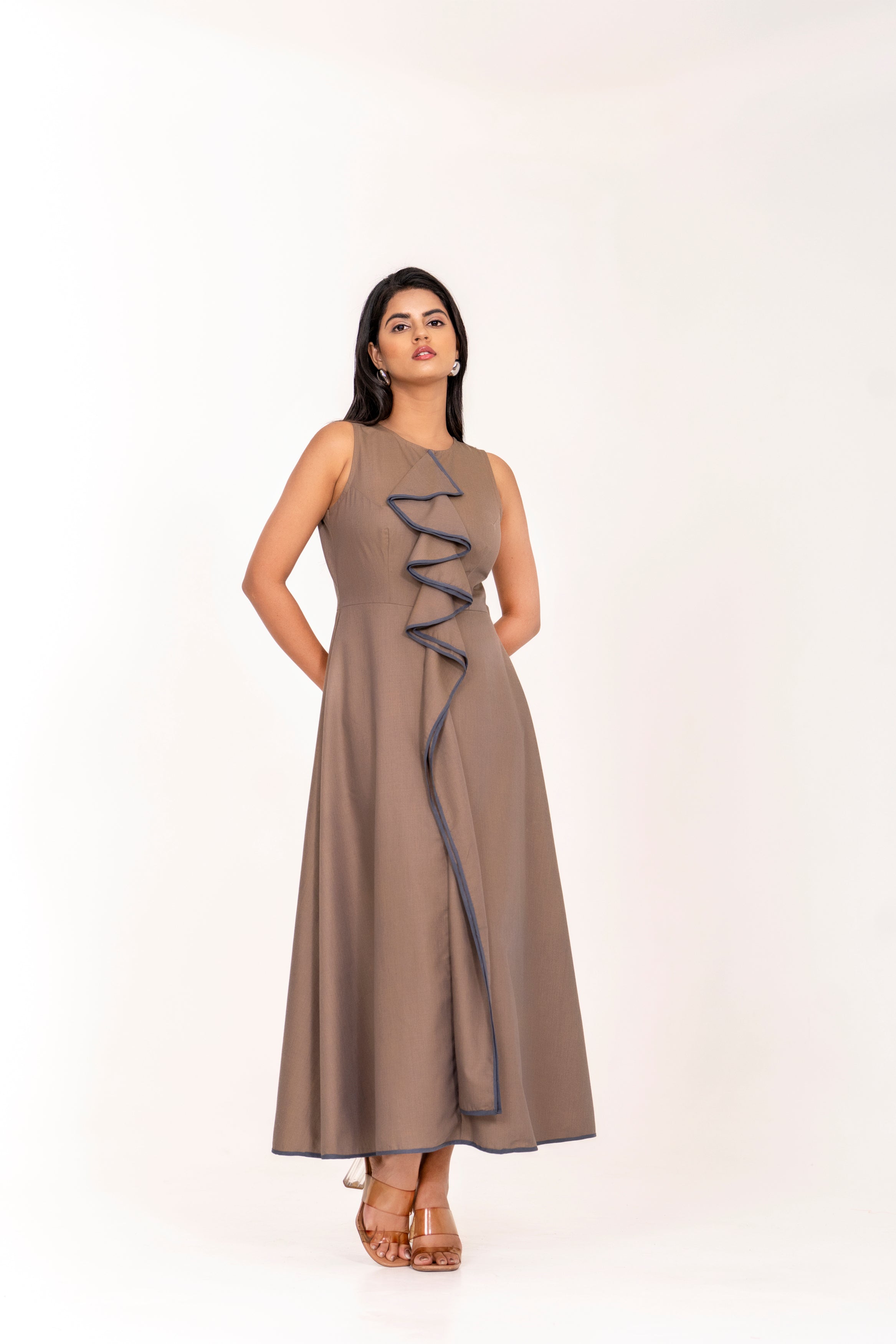 SLEEVELESS BROWN A-LINE MAXI DRESS WITH FRONT RUFFLE DETAILING.