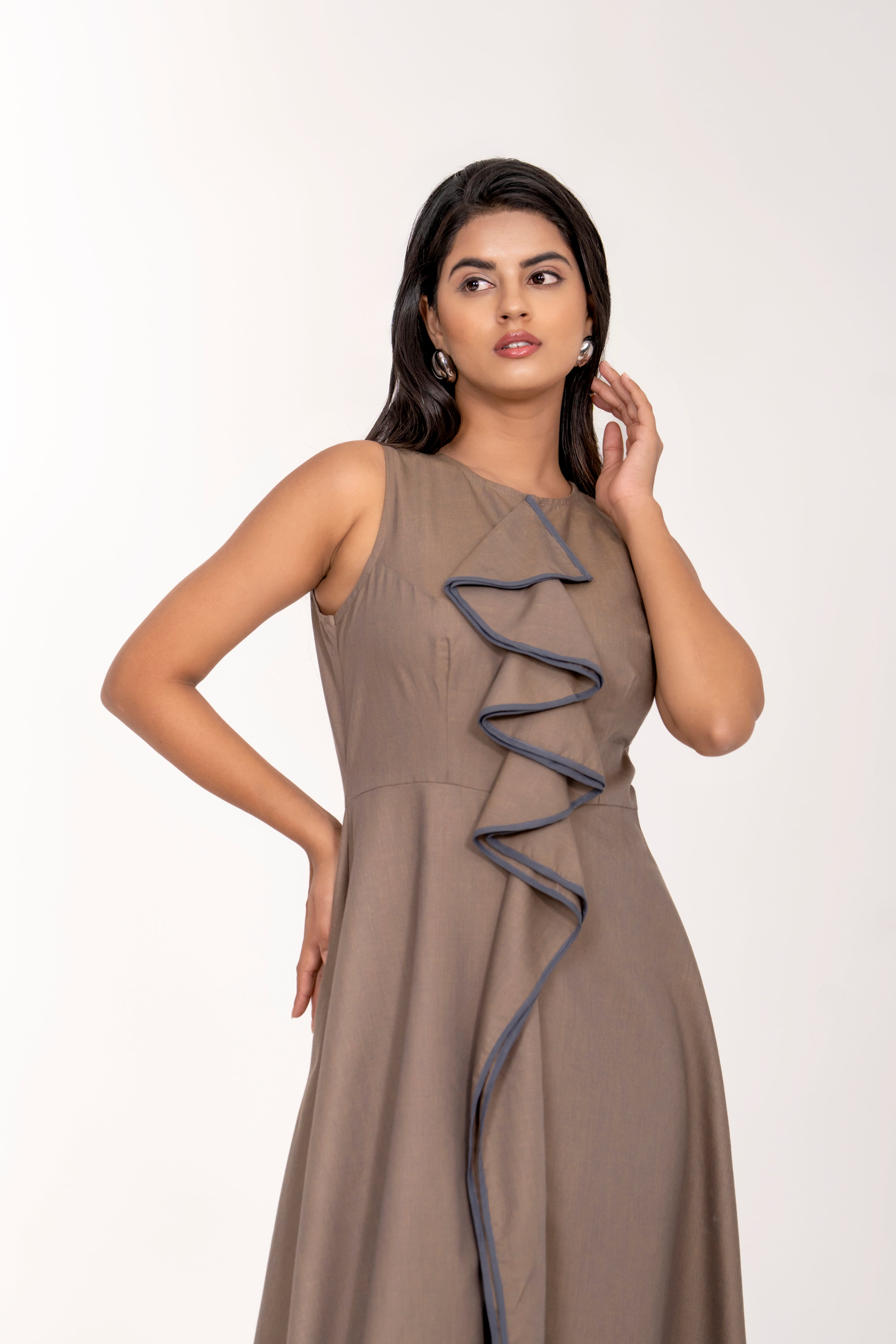SLEEVELESS BROWN A-LINE MAXI DRESS WITH FRONT RUFFLE DETAILING.