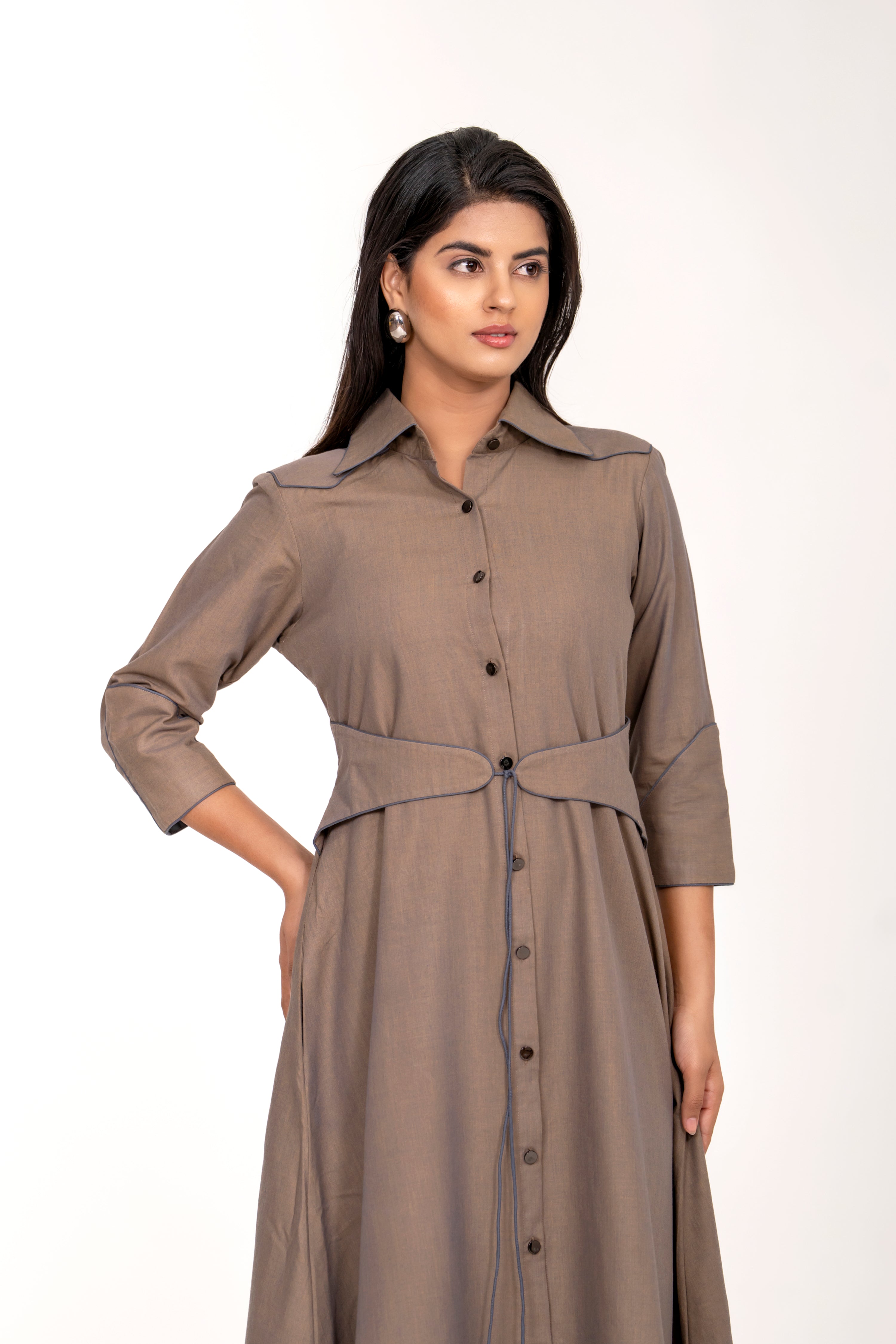 "STYLISH SHIRT-STYLE MIDI DRESS WITH BELT AND BUTTON-DOWN FRONT"