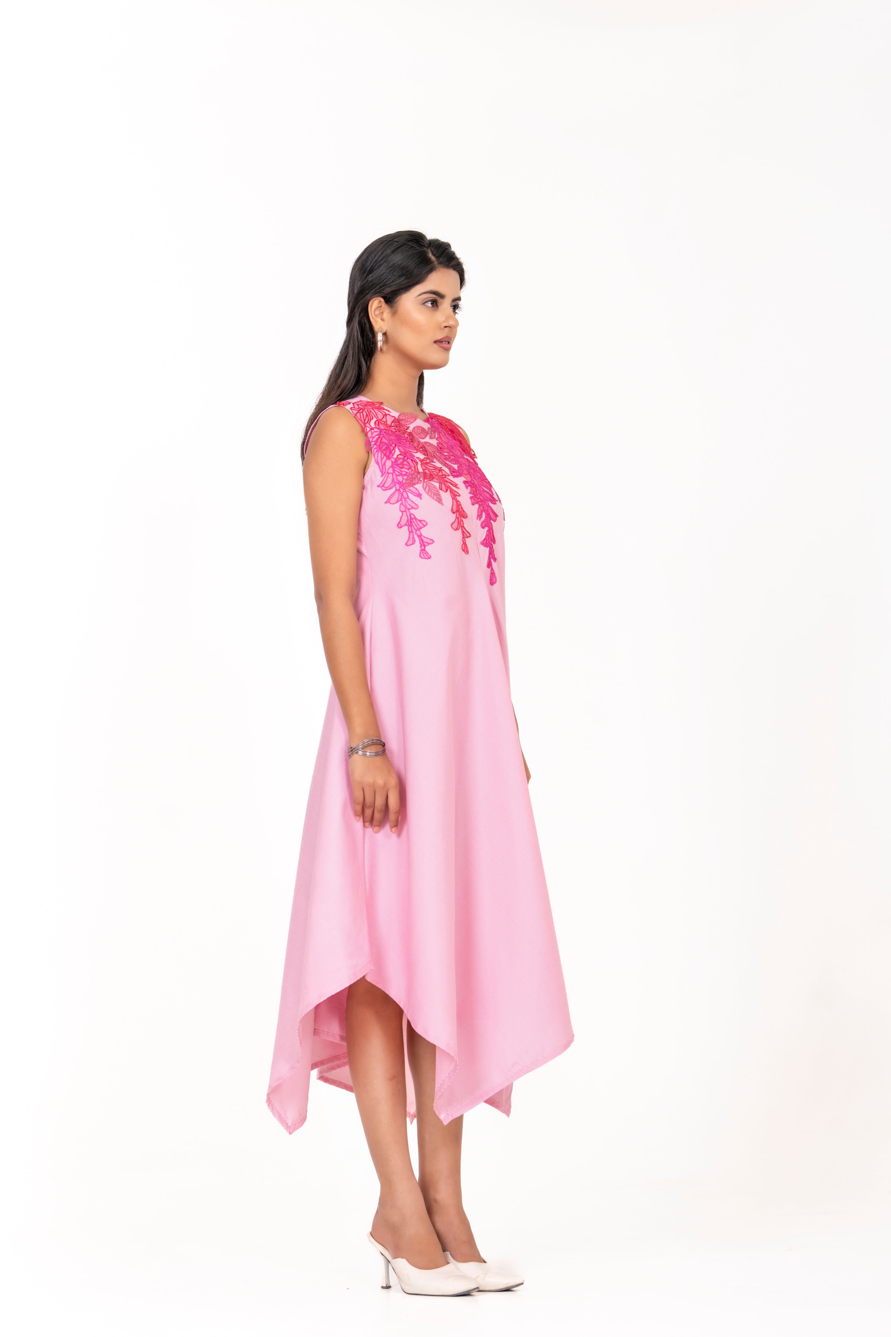 STYLISH PINK DRESS WITH ELEGANT FLORAL EMBROIDERY ON THE FRONT.