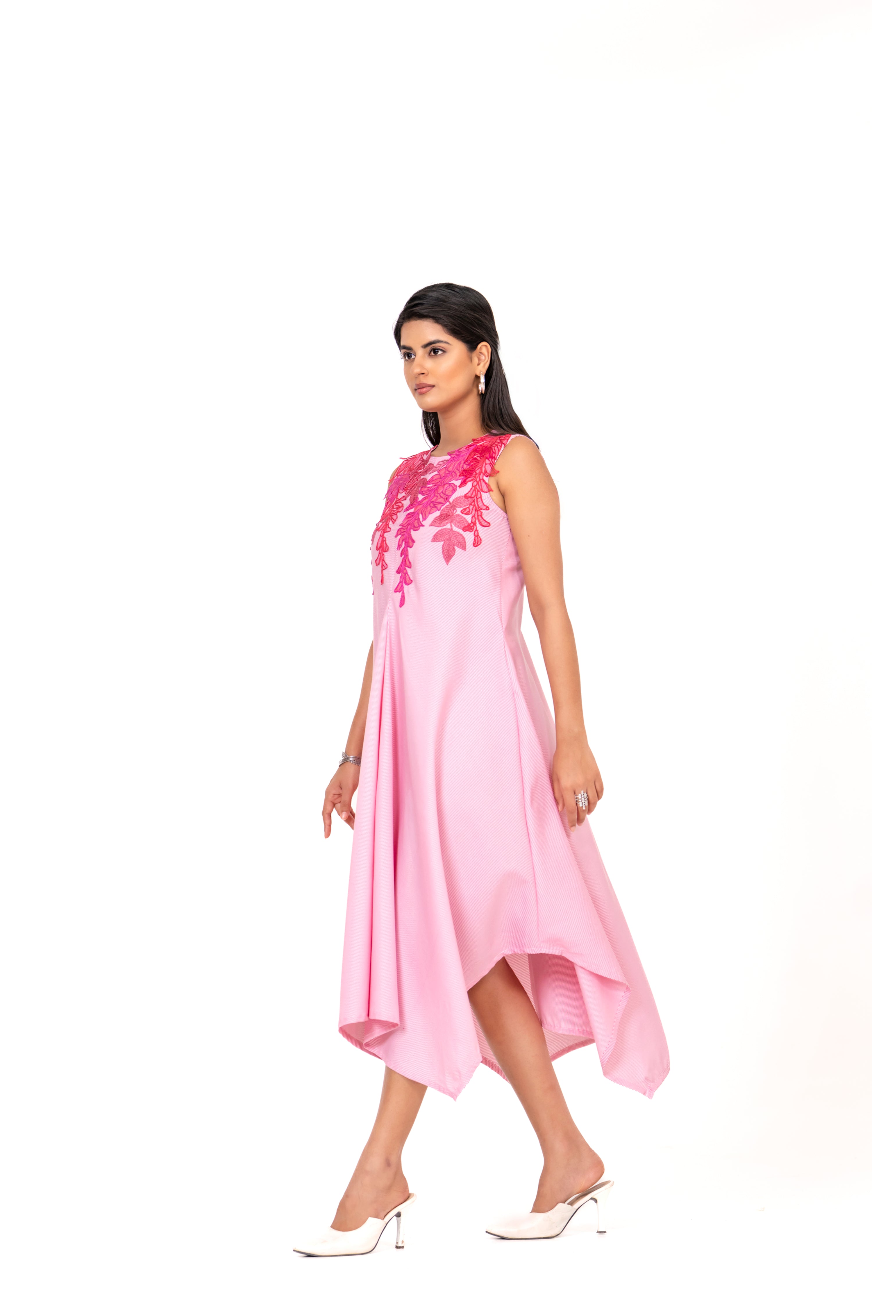 STYLISH PINK DRESS WITH ELEGANT FLORAL EMBROIDERY ON THE FRONT.