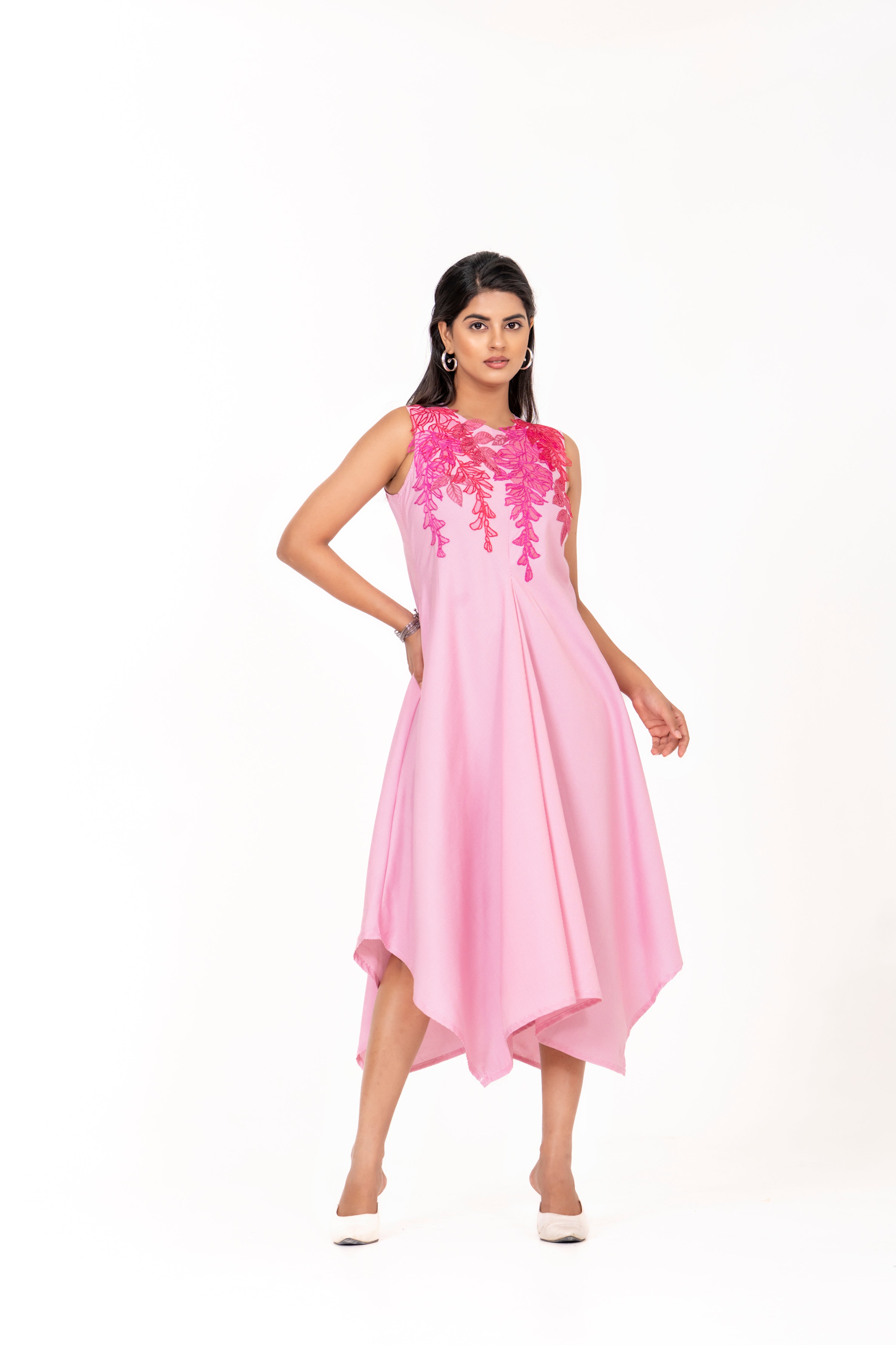 STYLISH PINK DRESS WITH ELEGANT FLORAL EMBROIDERY ON THE FRONT.