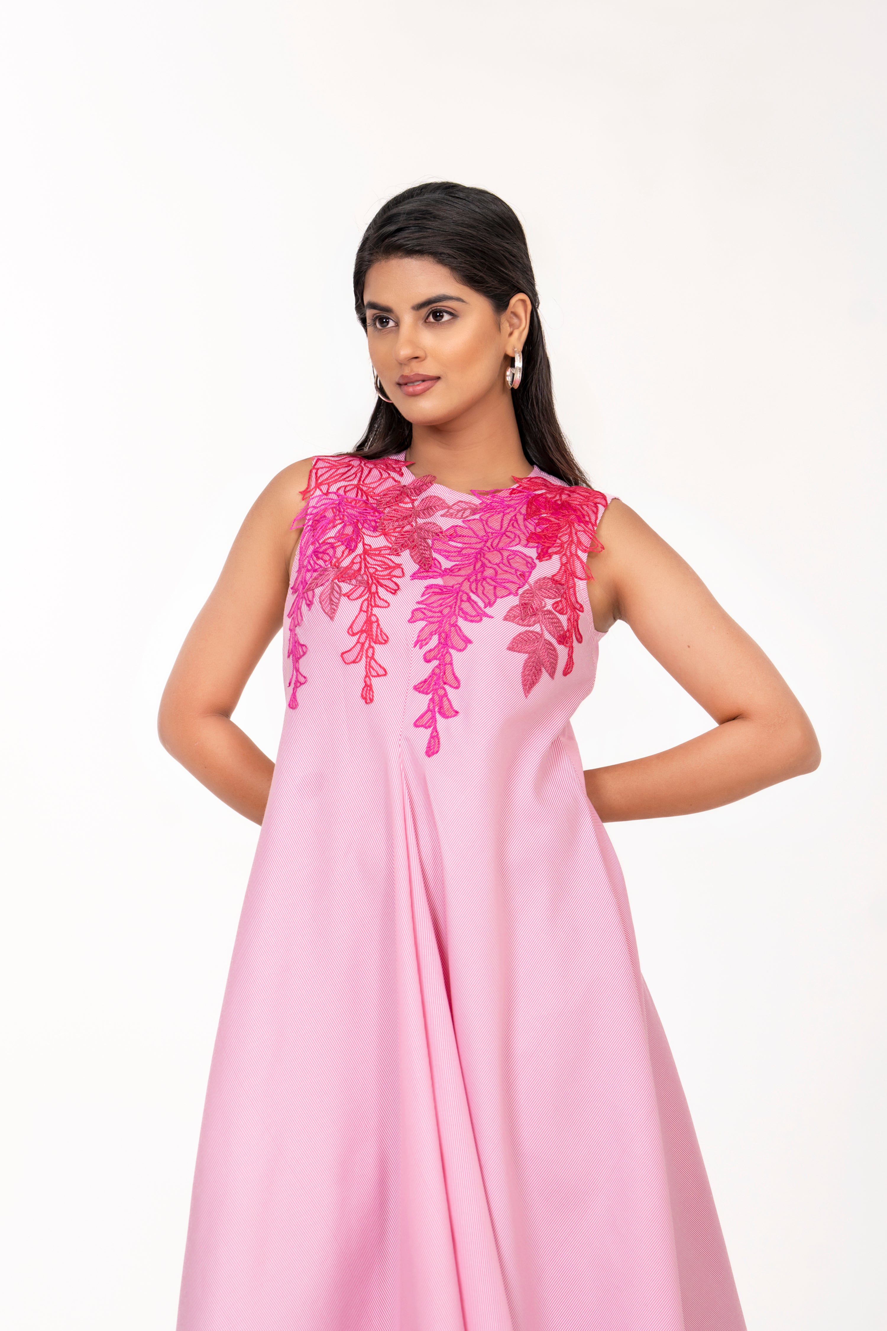 STYLISH PINK DRESS WITH ELEGANT FLORAL EMBROIDERY ON THE FRONT.