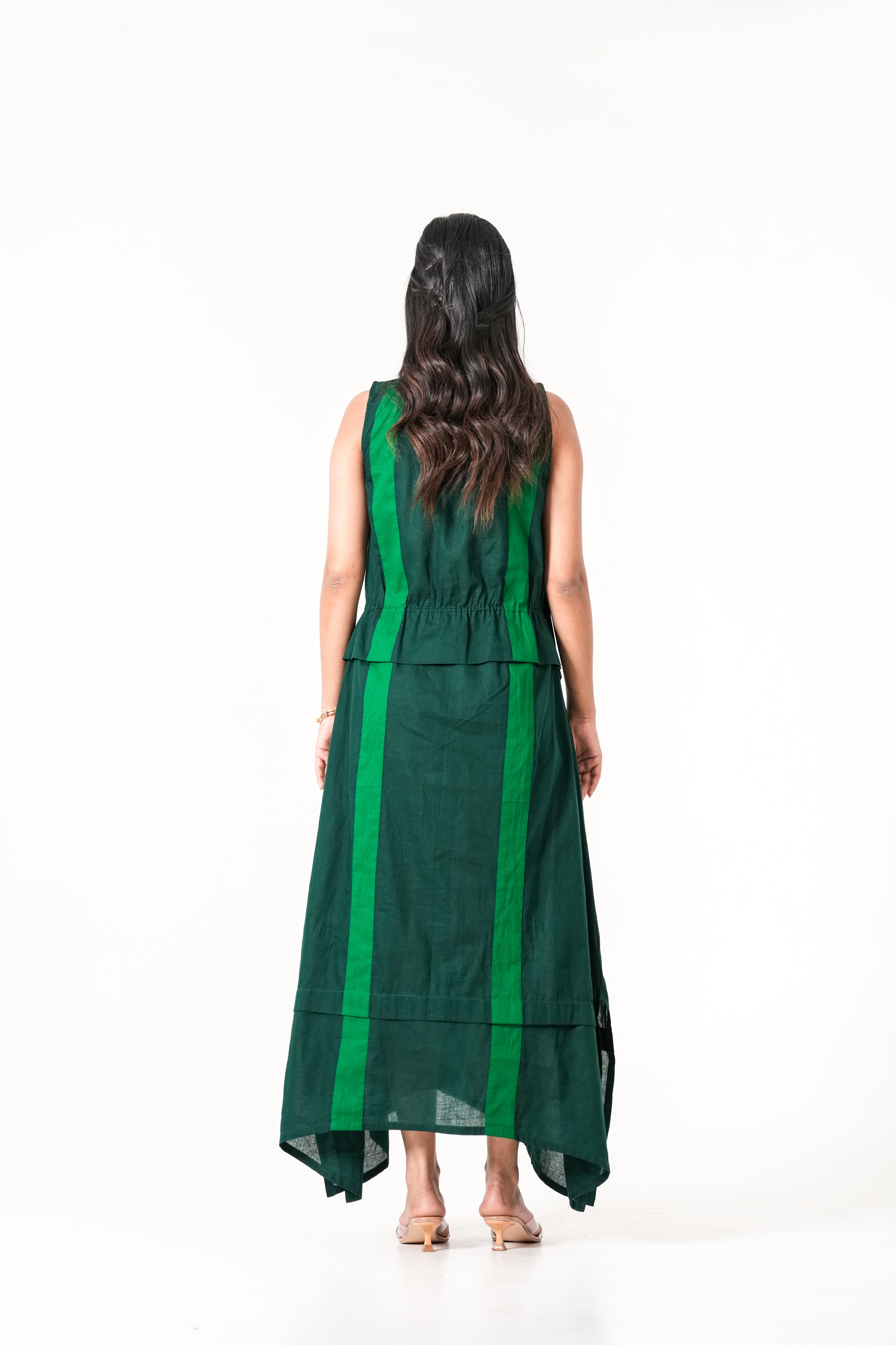 ELEGANT EMERALD GREEN SLEEVELESS DRESS WITH ASYMMETRICAL HEMLINE.