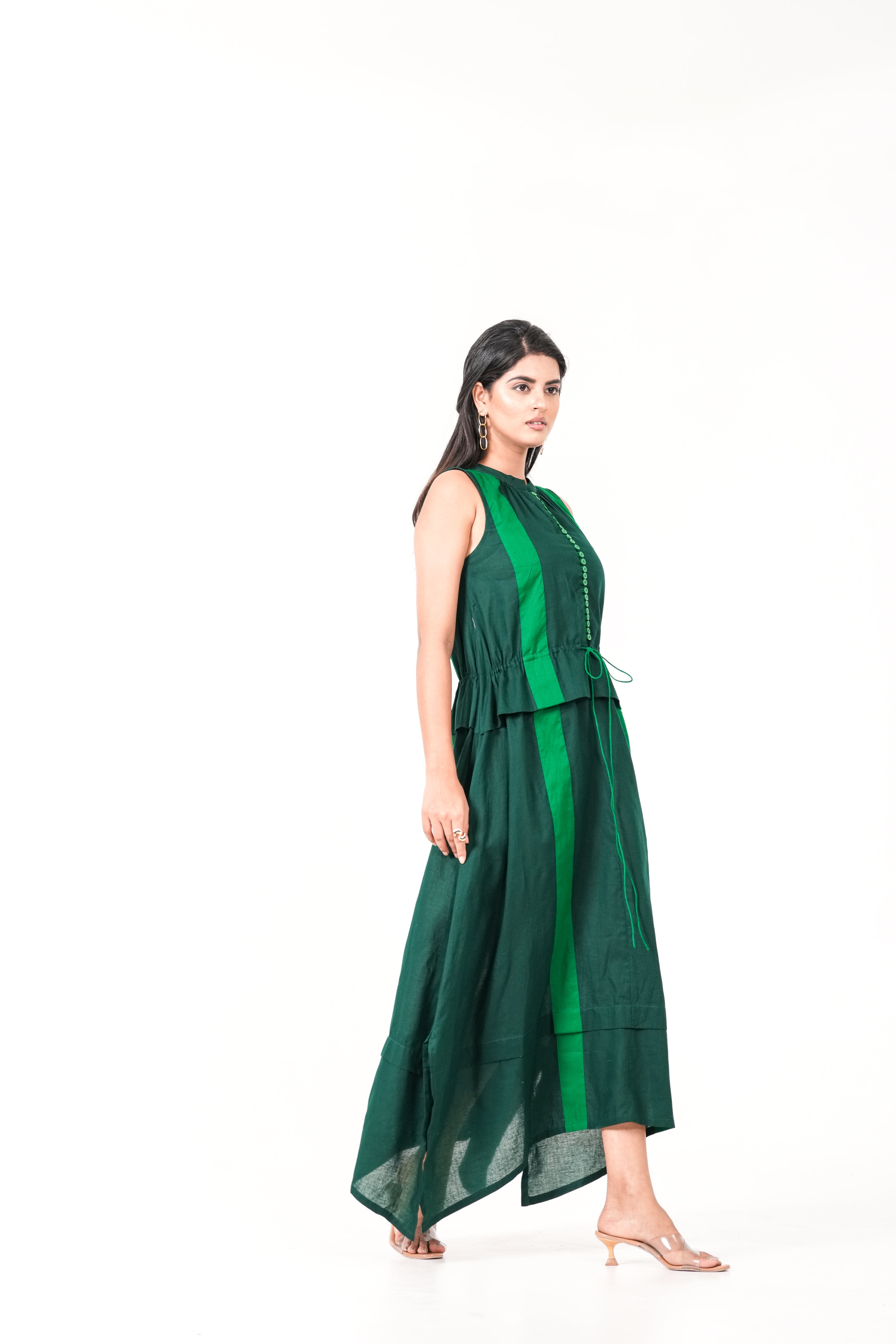 ELEGANT EMERALD GREEN SLEEVELESS DRESS WITH ASYMMETRICAL HEMLINE.