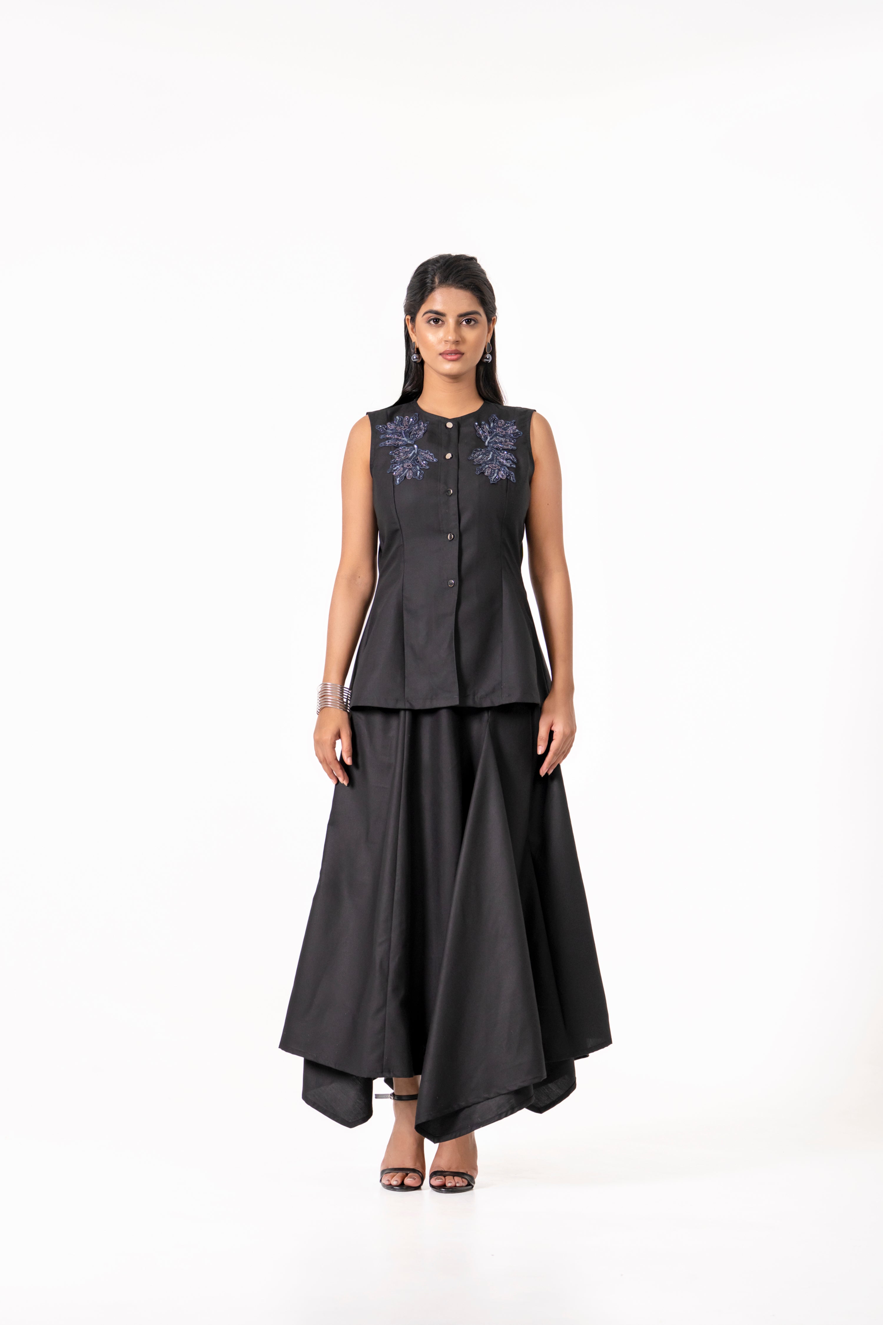 SLEEVELESS BLACK CO-ORD SET WITH ELEGANT BLUE FLORAL EMBROIDERY IN THE TOP.