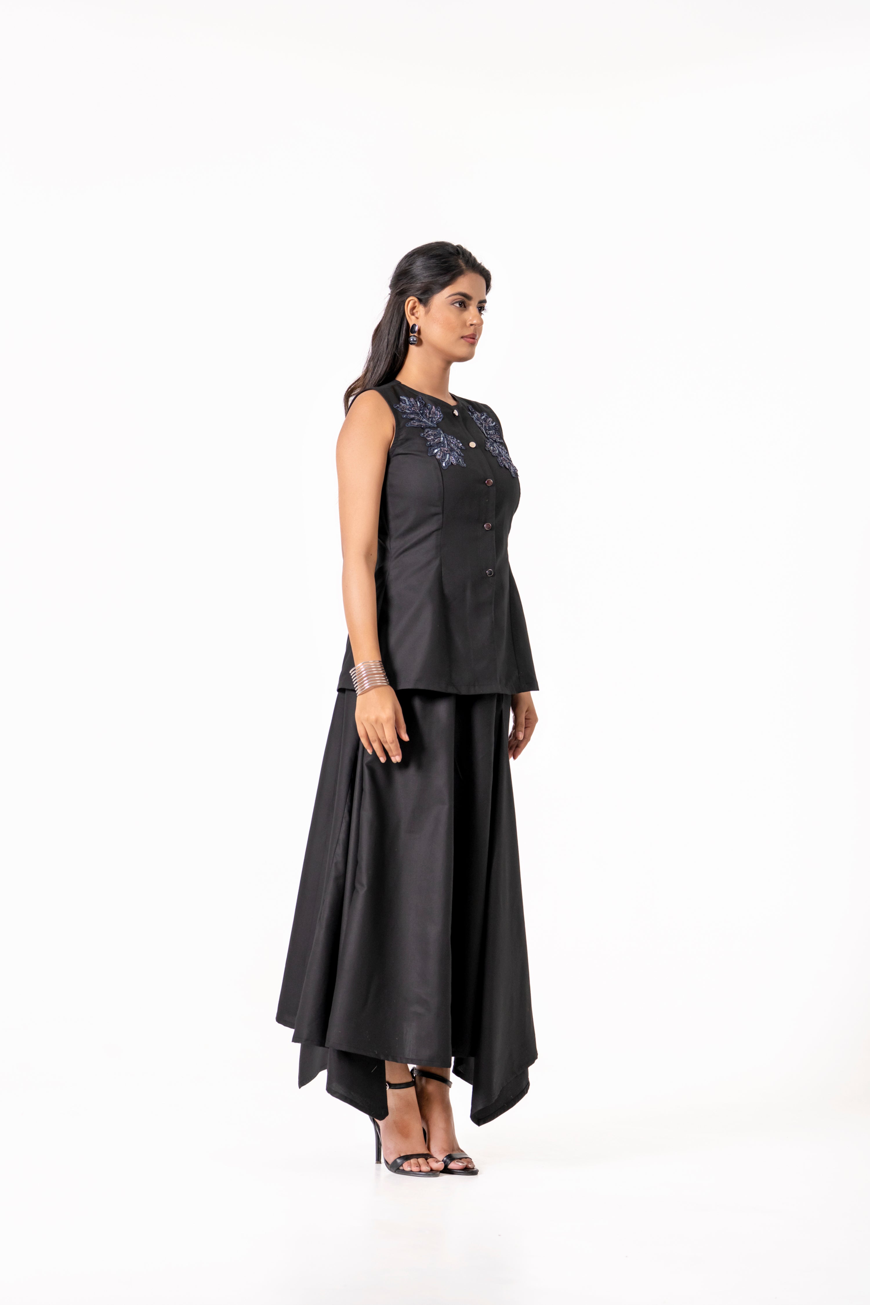 SLEEVELESS BLACK CO-ORD SET WITH ELEGANT BLUE FLORAL EMBROIDERY IN THE TOP.