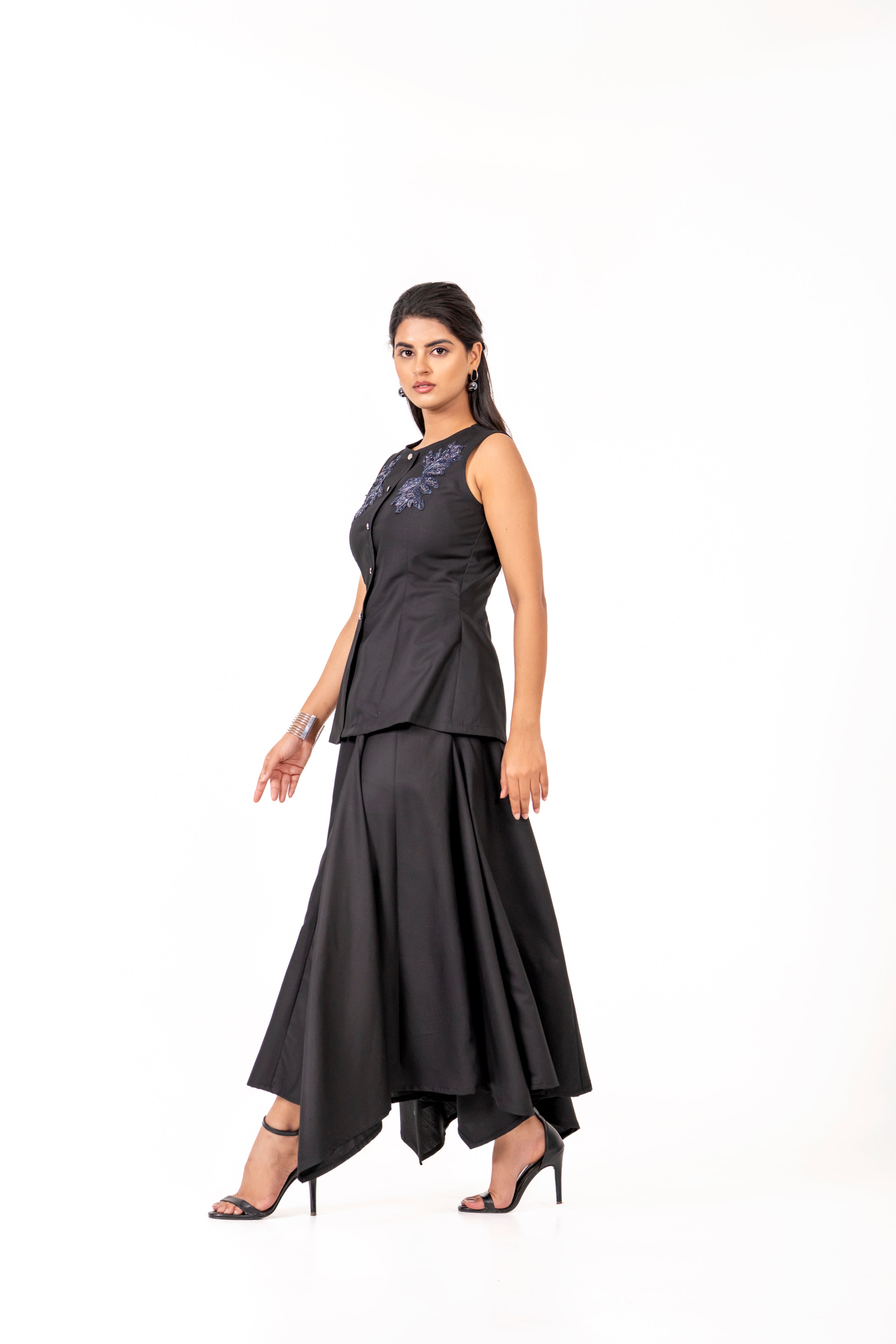 SLEEVELESS BLACK CO-ORD SET WITH ELEGANT BLUE FLORAL EMBROIDERY IN THE TOP.