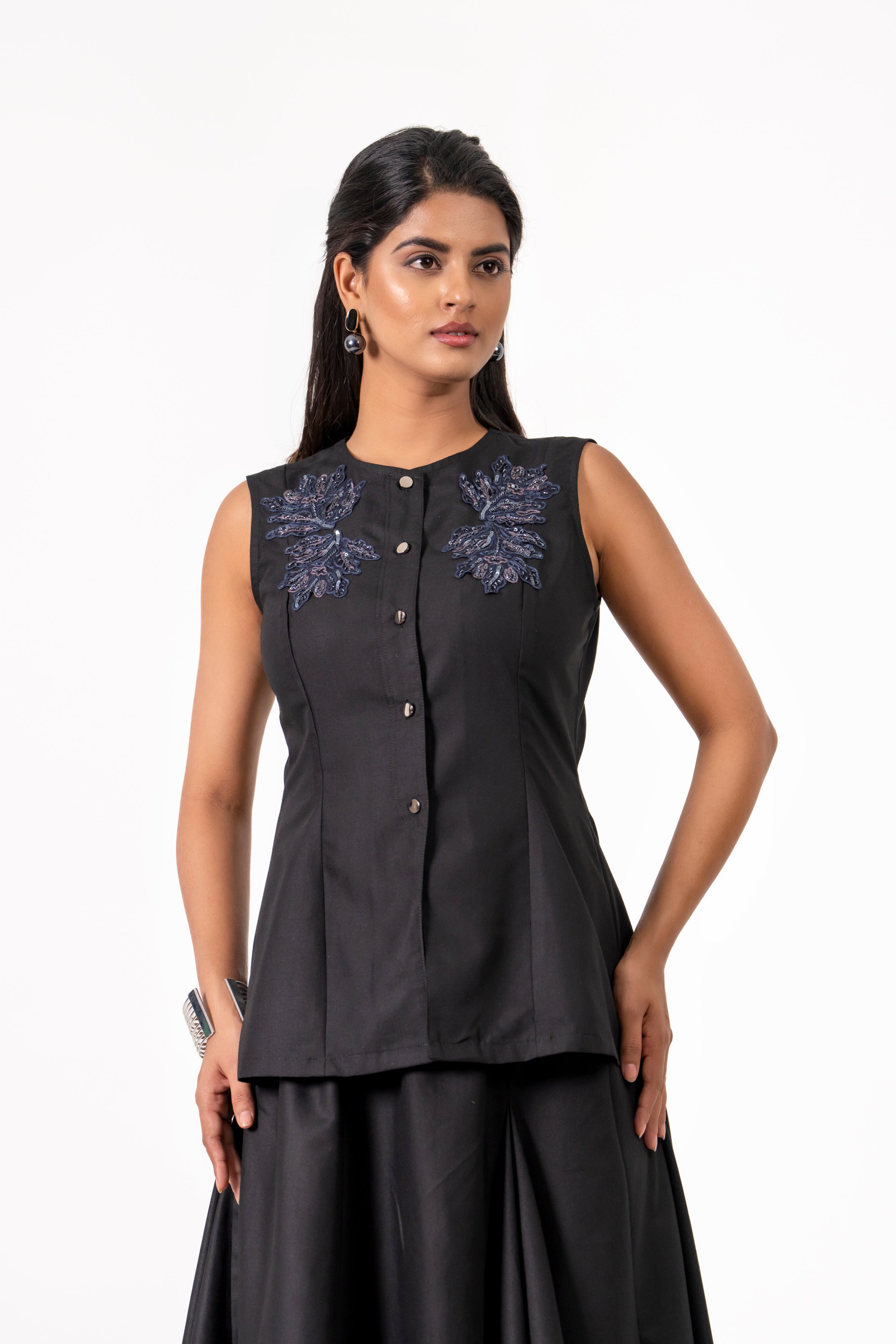 SLEEVELESS BLACK CO-ORD SET WITH ELEGANT BLUE FLORAL EMBROIDERY IN THE TOP.