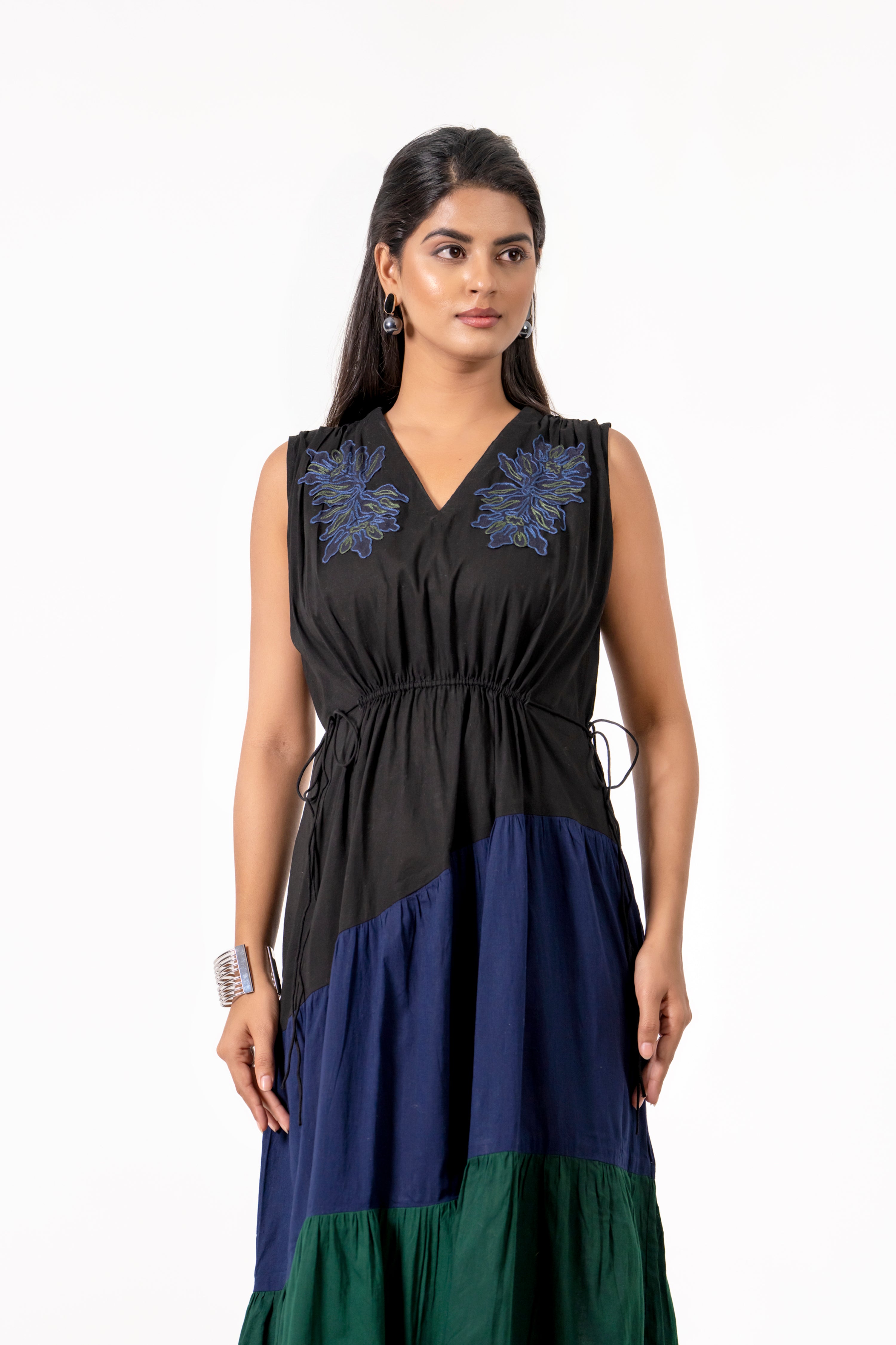 BEAUTIFUL SLEEVELESS DRESS WITH BLUE EMBROIDERY AND LAYERED PATTERN.