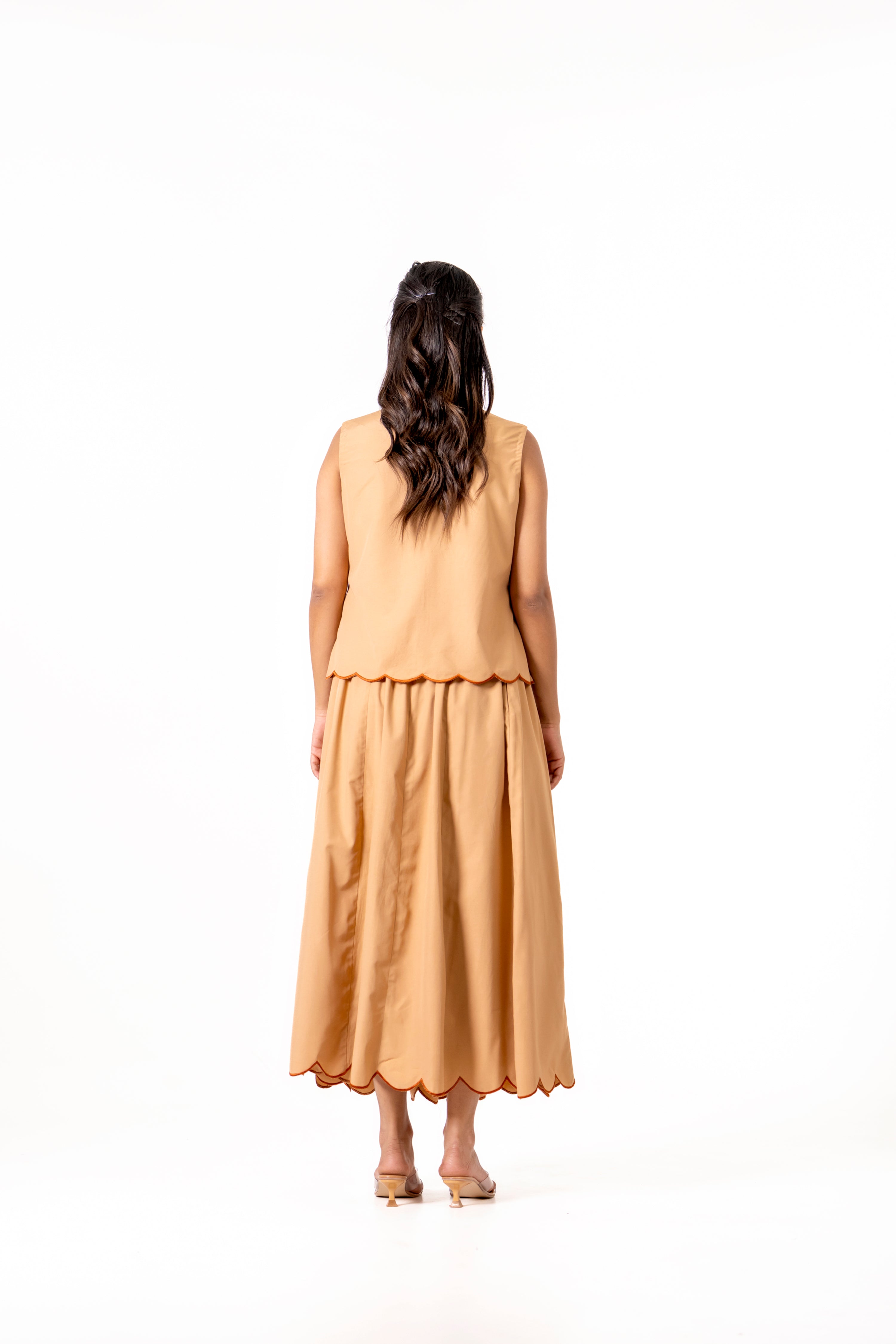 SCALLOP EDGE SLEEVELESS TOP AND FLARED SKIRT CO-ORD SET.