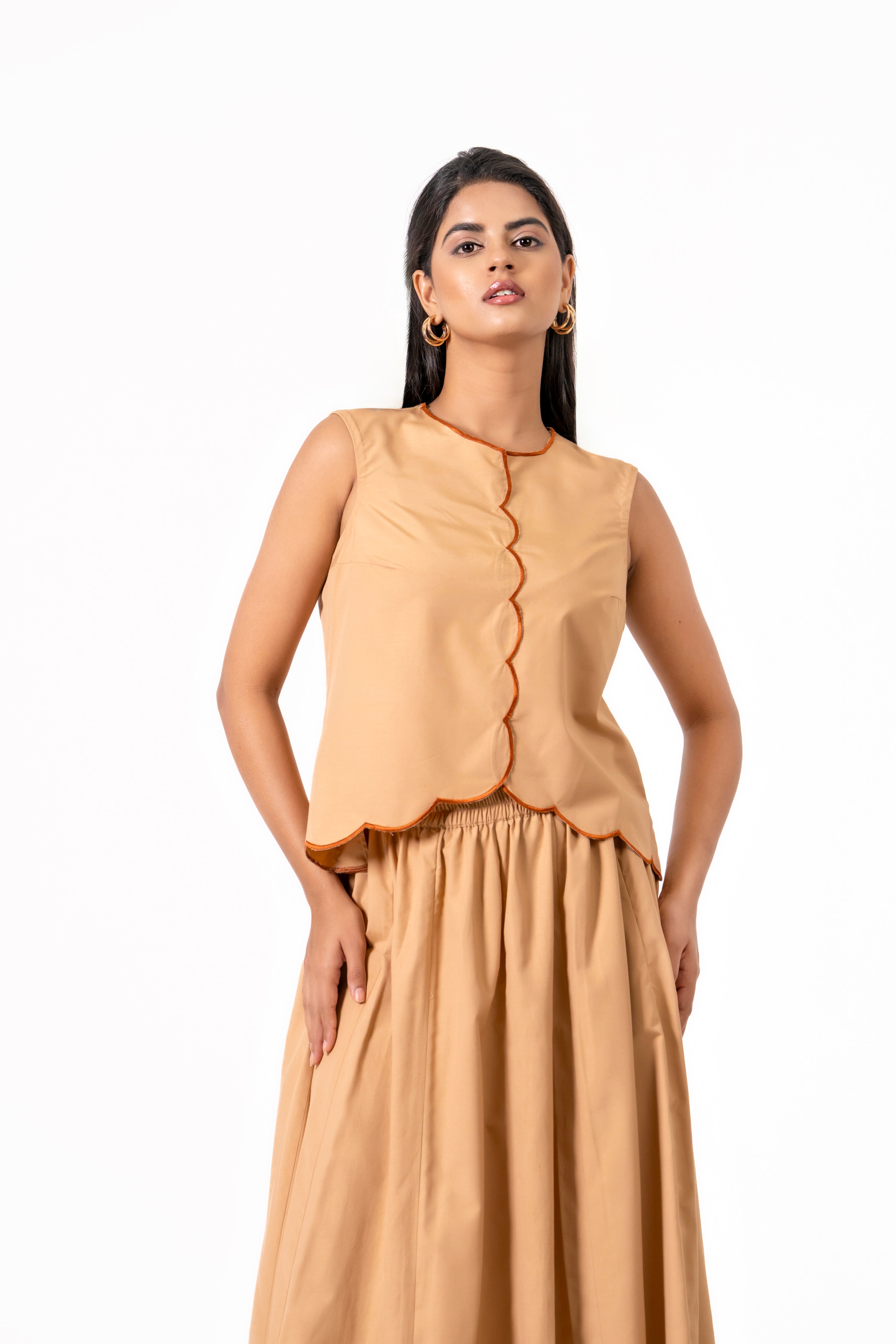 SCALLOP EDGE SLEEVELESS TOP AND FLARED SKIRT CO-ORD SET.