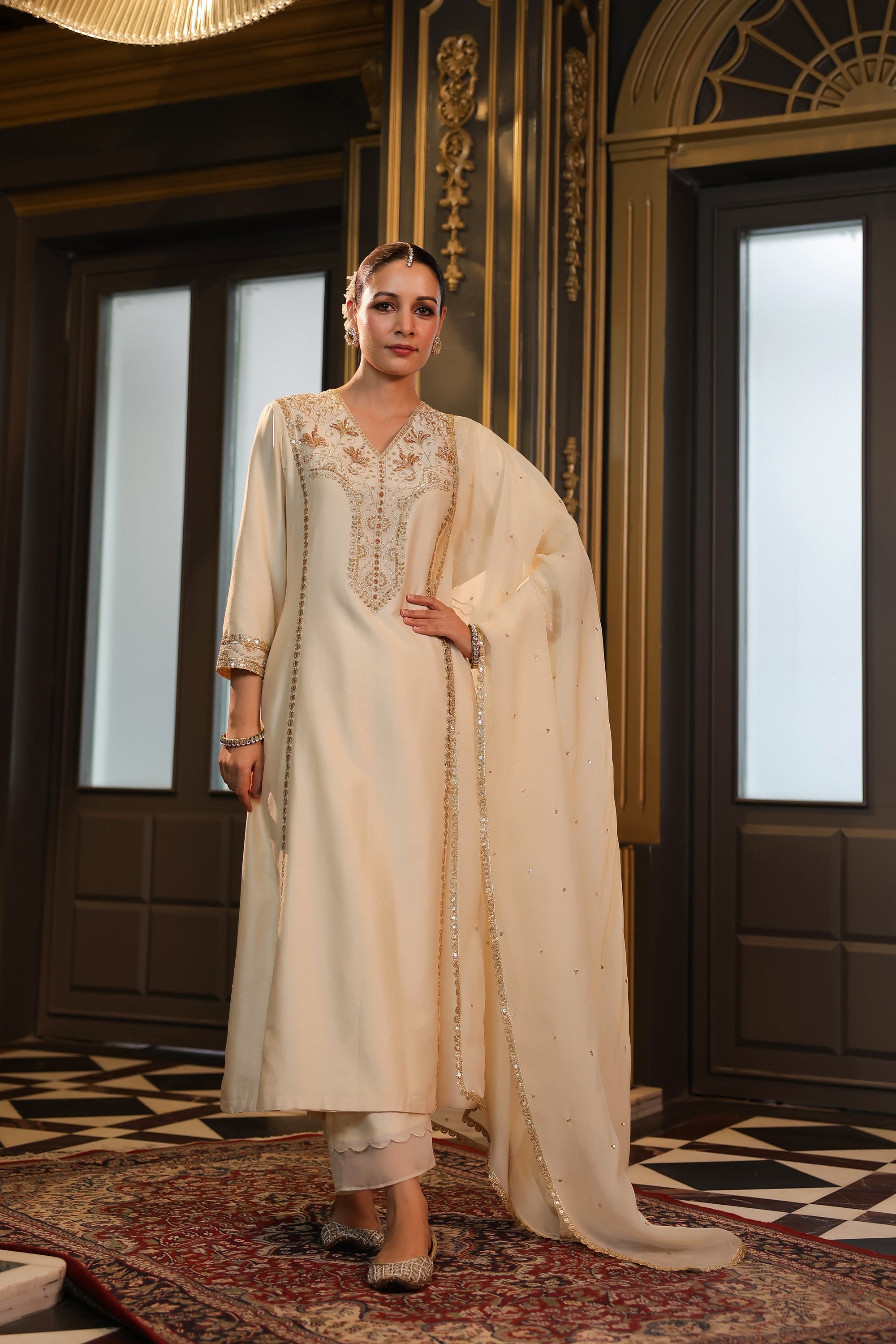 OFFWHITE EMBROIDERED KURTA SET