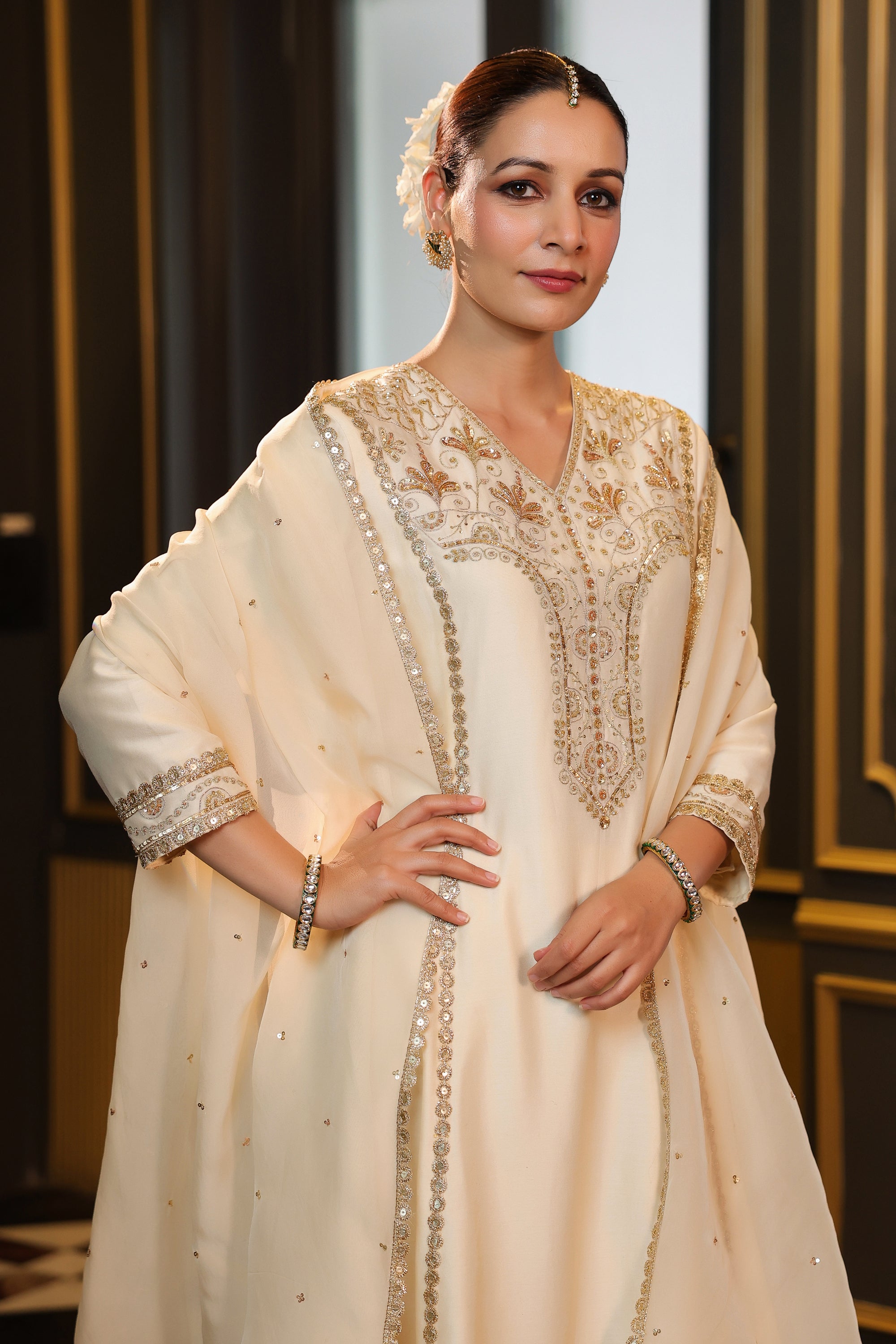 OFFWHITE EMBROIDERED KURTA SET