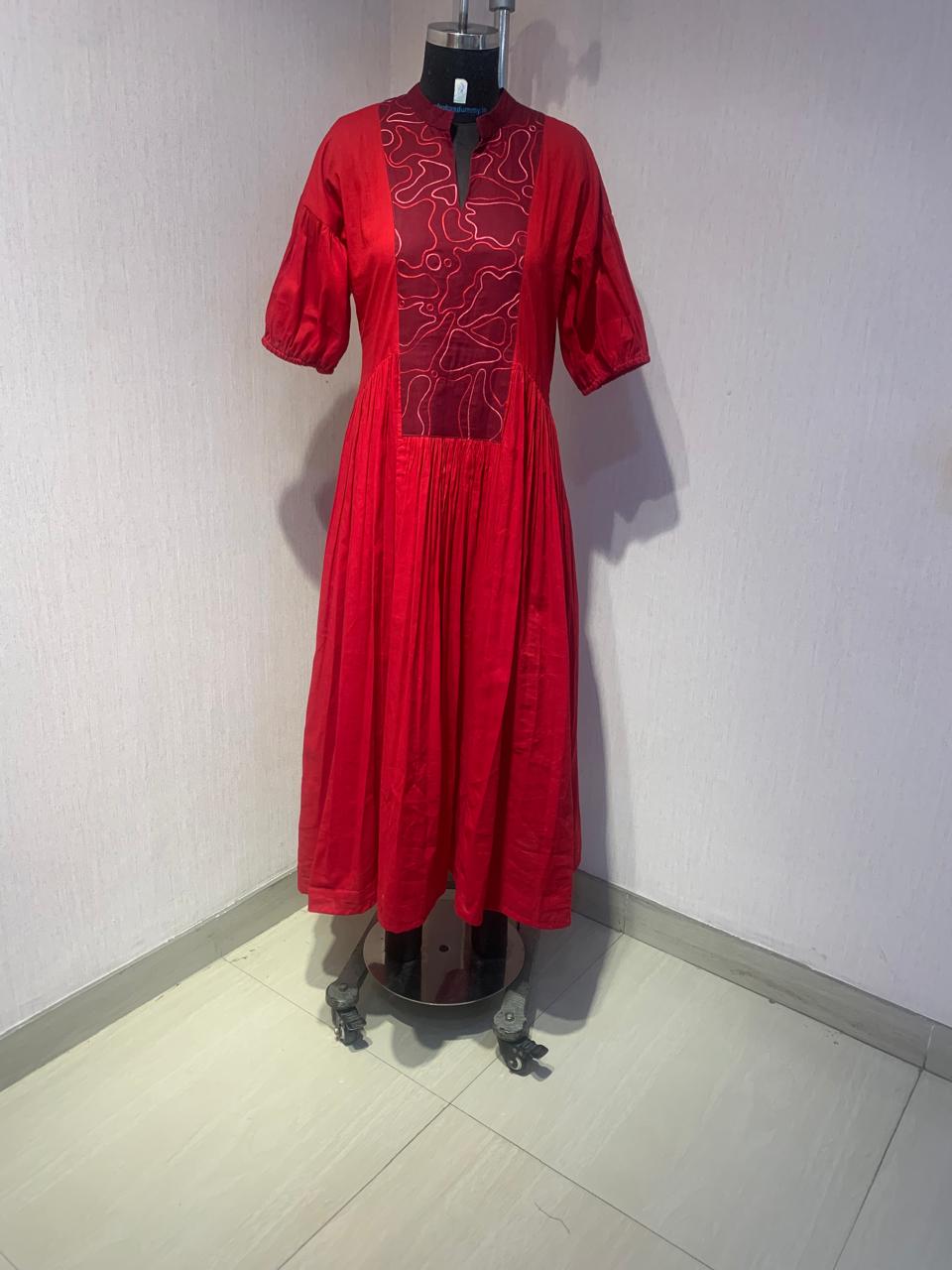 RED FLARED MIDI DRESS WITH PUFF SLEEVES AND EMBROIDERED YOKE.