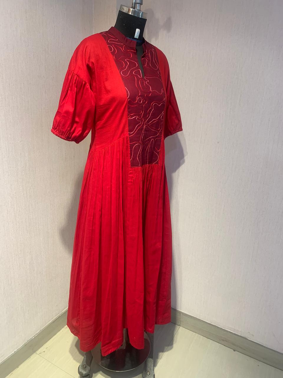 RED FLARED MIDI DRESS WITH PUFF SLEEVES AND EMBROIDERED YOKE.