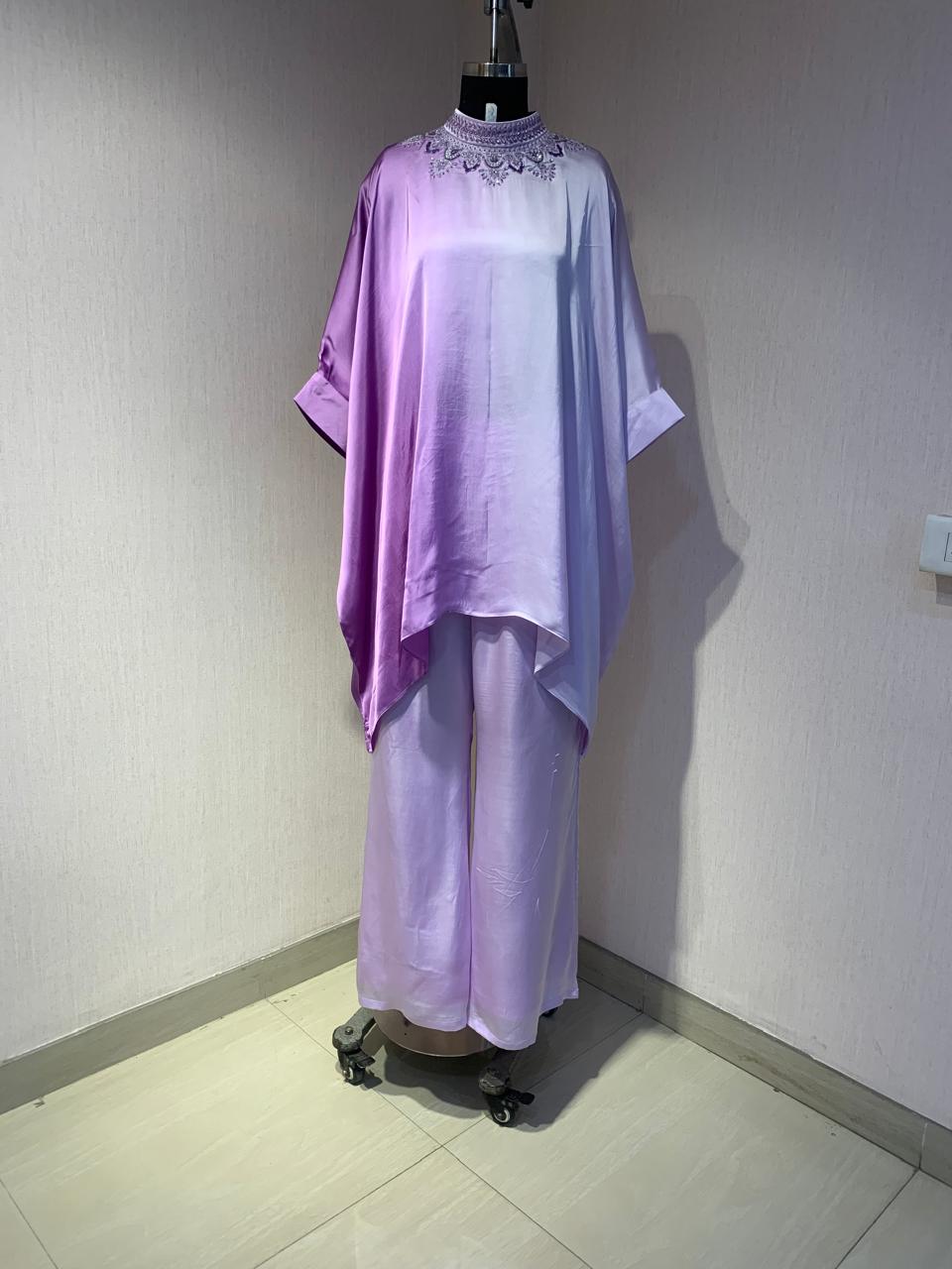 LAVENDER SATIN OUTFIT WITH ELEGANT EMBROIDERY AND A COMFORTABLE STYLE.