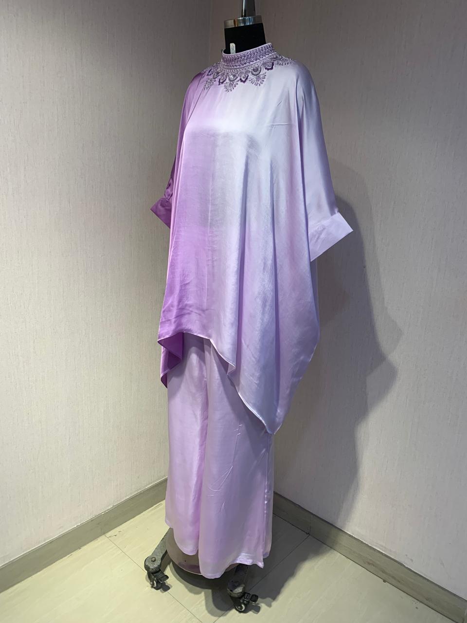 LAVENDER SATIN OUTFIT WITH ELEGANT EMBROIDERY AND A COMFORTABLE STYLE.
