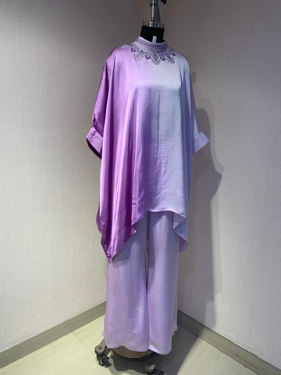 LAVENDER SATIN OUTFIT WITH ELEGANT EMBROIDERY AND A COMFORTABLE STYLE.