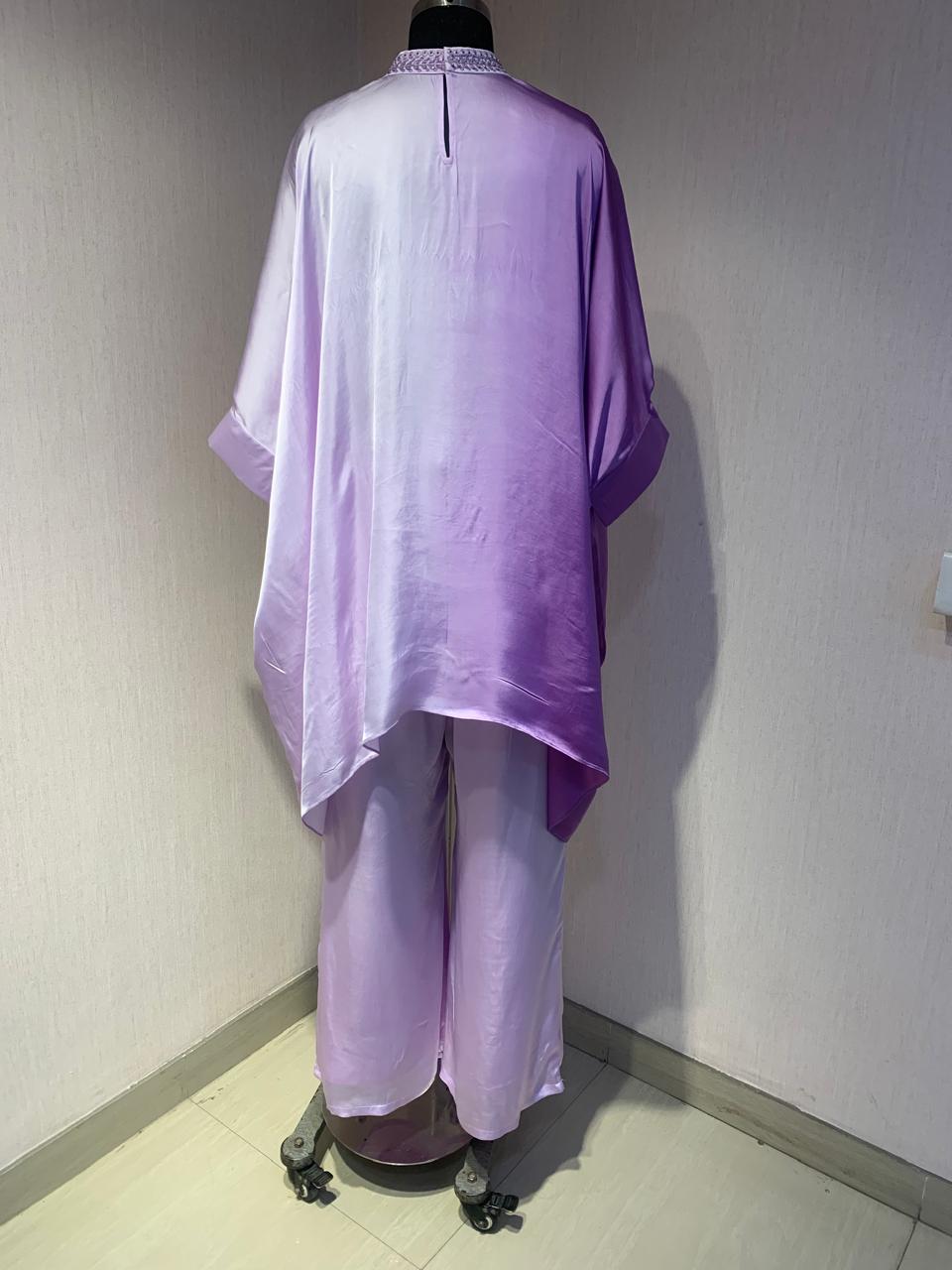 LAVENDER SATIN OUTFIT WITH ELEGANT EMBROIDERY AND A COMFORTABLE STYLE.