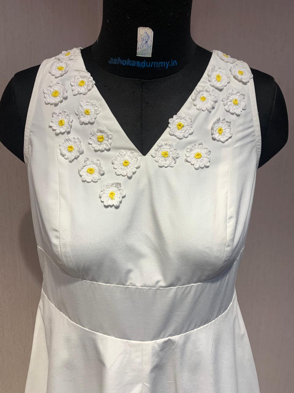 FLORAL EMBROIDERED DRESS.