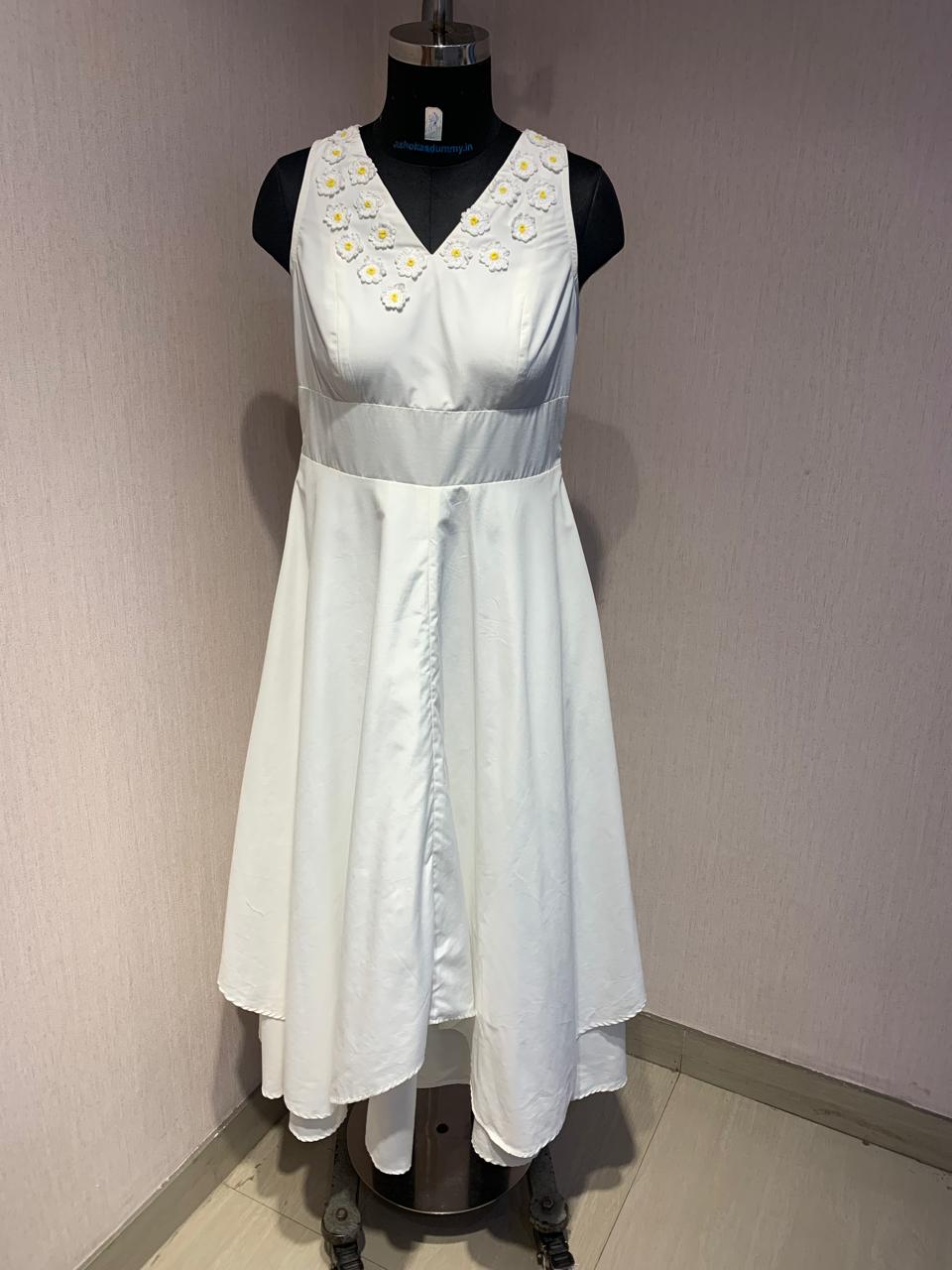 FLORAL EMBROIDERED DRESS.