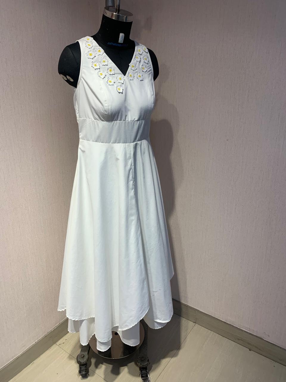 FLORAL EMBROIDERED DRESS.