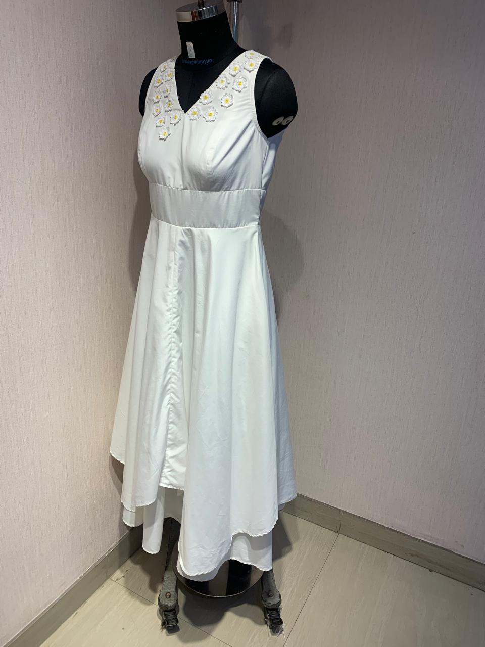 FLORAL EMBROIDERED DRESS.